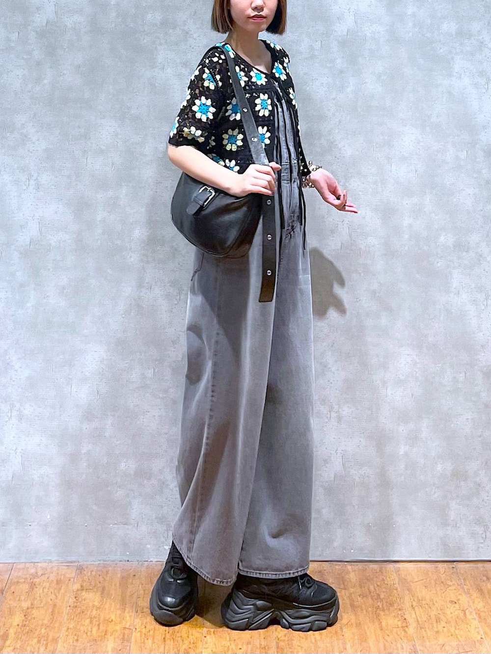 ブラック系のスニーカー、ブラック系のサロペット/オーバーオール、ブラック系のニット/セーターを着用したレディースの夏コーディネートの2枚目の写真