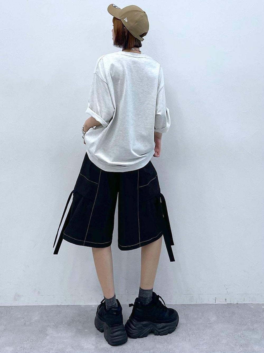 ブラック系のスニーカー、ベージュ系のTシャツ/カットソー、ブラック系のカーゴパンツを着用したレディースの夏コーディネートの7枚目の写真