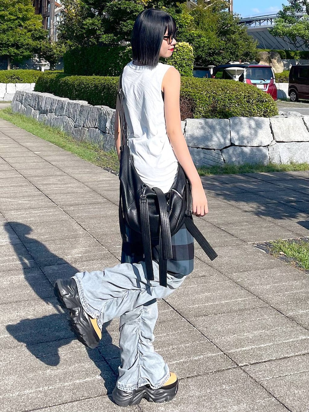 ホワイト系のTシャツ/カットソー、ブルー系のデニムパンツ、ブラウン系のブーツを着用したレディースの秋コーディネートの8枚目の写真