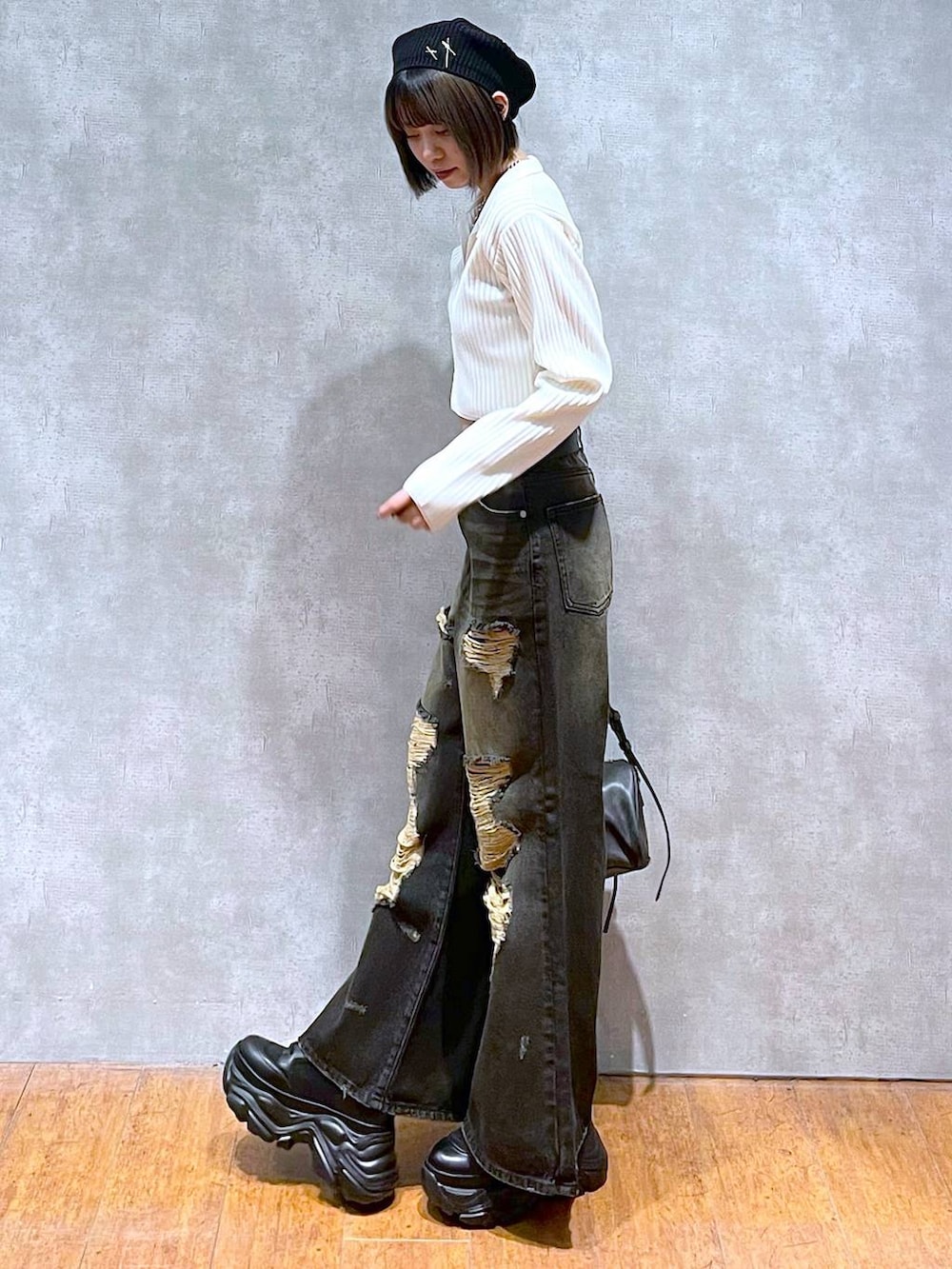 ブラック系のショルダーバッグ、ブラック系のブーツ、ブラック系のキャミソールを着用したレディースの秋コーディネートの3枚目の写真