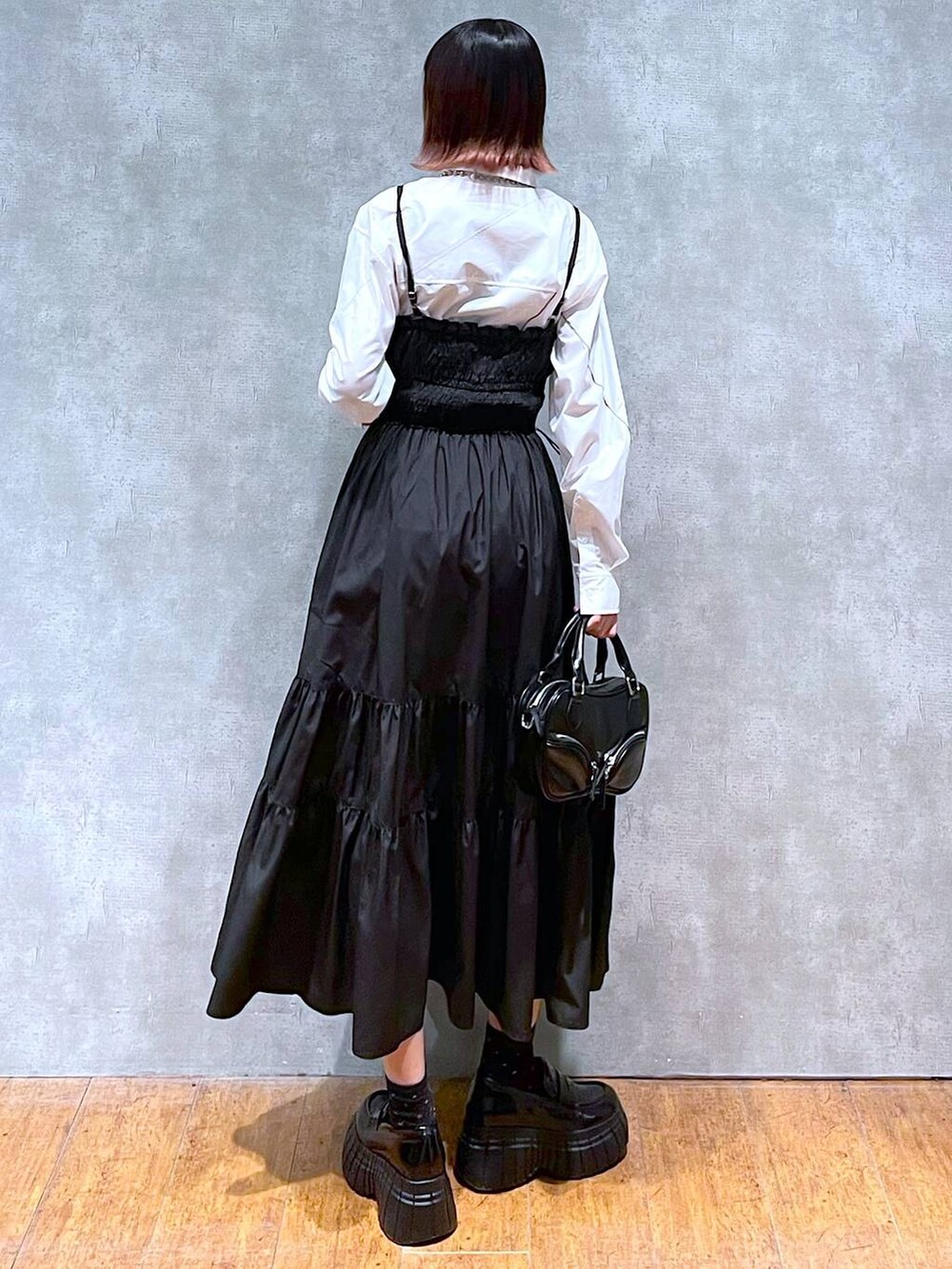 ホワイト系のシャツ/ブラウス、ブラック系のローファー、ブラック系のボストンバッグを着用したレディースの春コーディネートの7枚目の写真