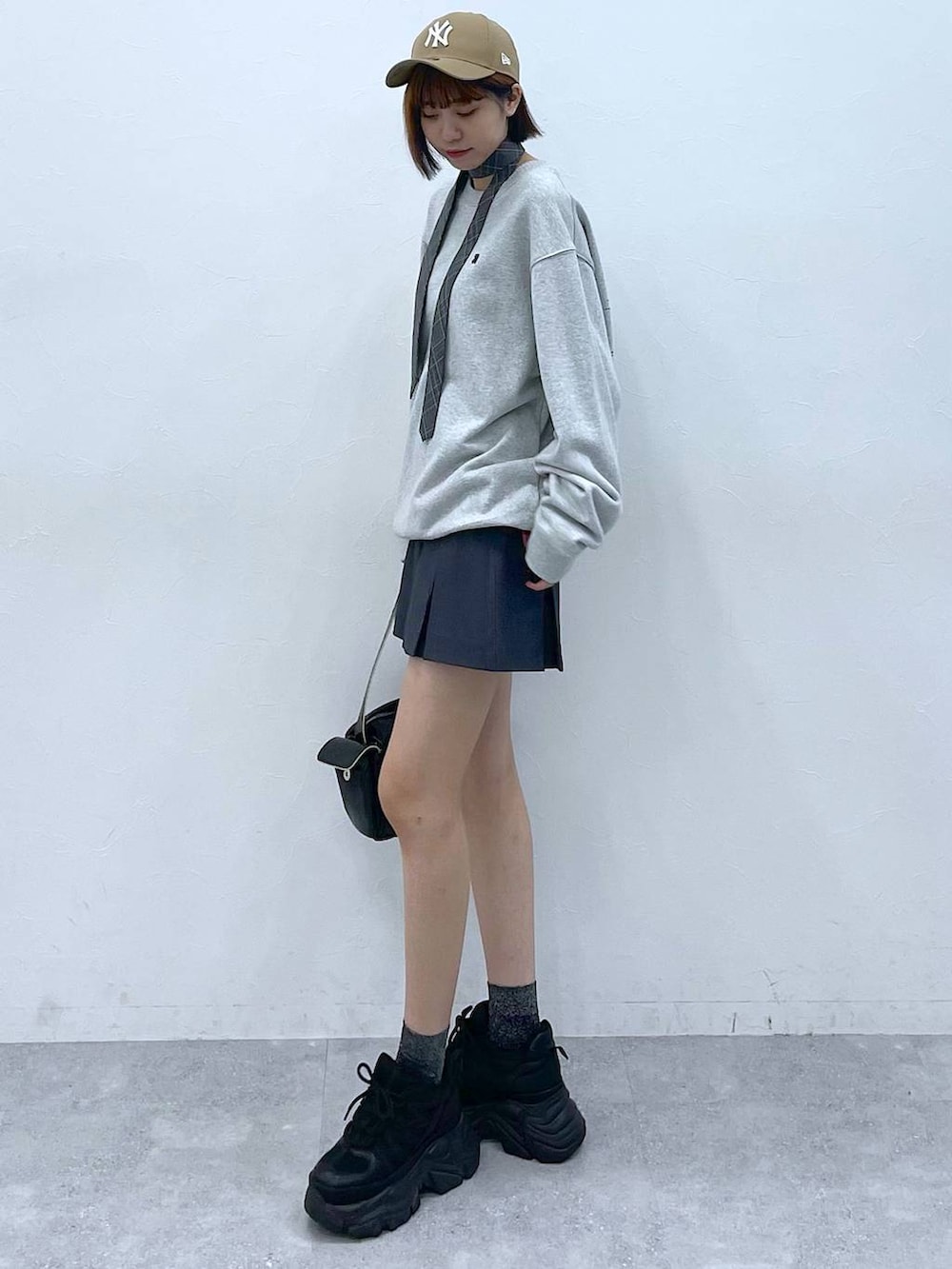 グレー系のその他パンツ、ブラック系のスニーカー、ブラック系のショルダーバッグを着用したレディースの夏コーディネートの5枚目の写真