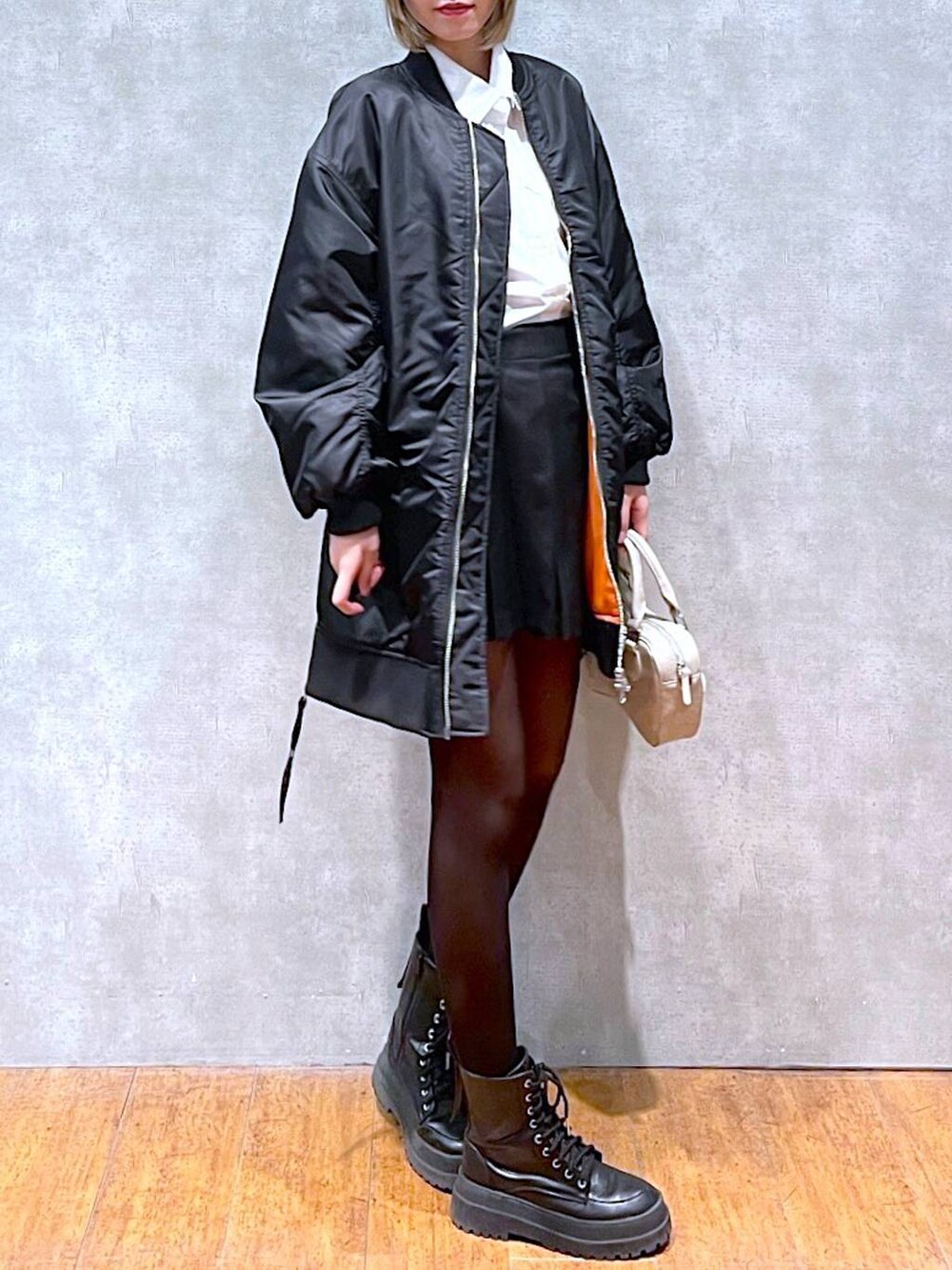 ホワイト系のシャツ/ブラウス、ブラック系のブーツ、ブラック系のその他パンツを着用したレディースの冬コーディネートの4枚目の写真