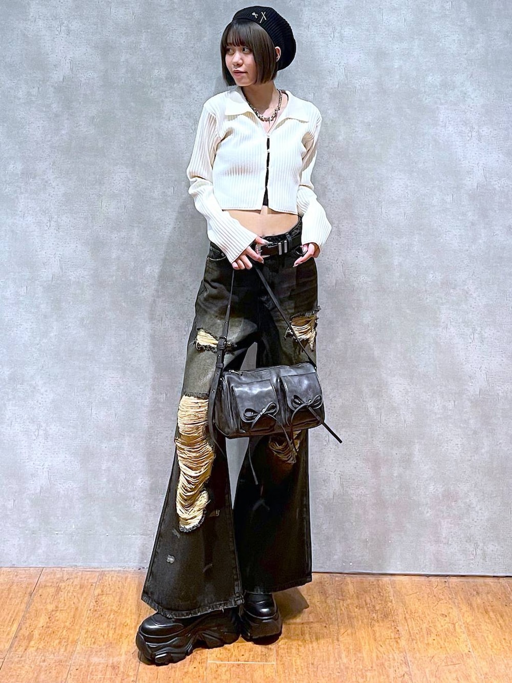 ブラック系のショルダーバッグ、ブラック系のブーツ、ブラック系のキャミソールを着用したレディースの秋コーディネートの2枚目の写真