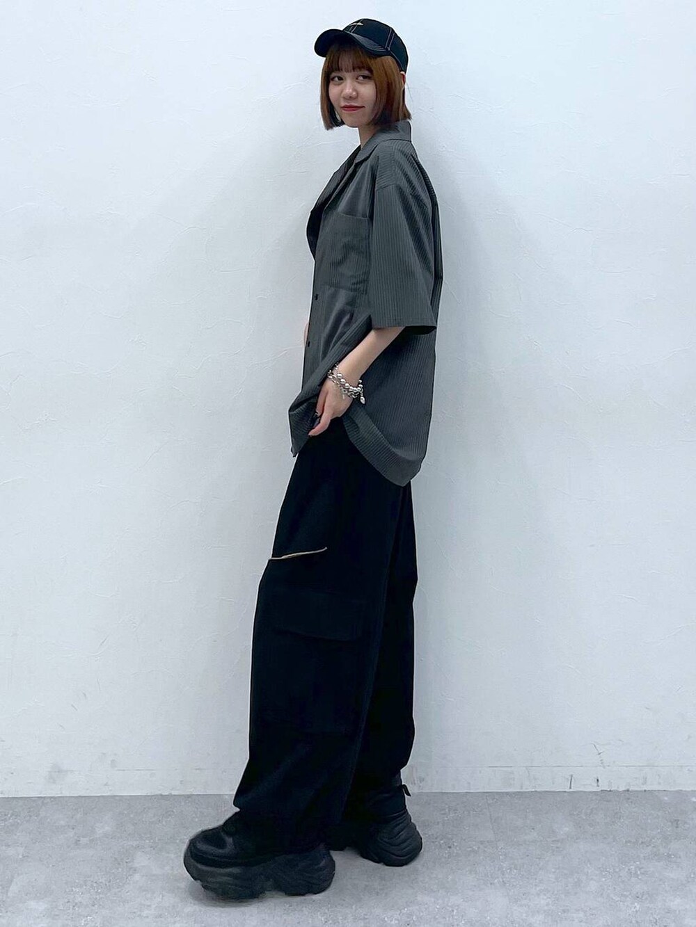 ブラック系のスニーカー、ブラック系のキャミソール、ブラック系のカーゴパンツを着用したレディースの夏コーディネートの4枚目の写真