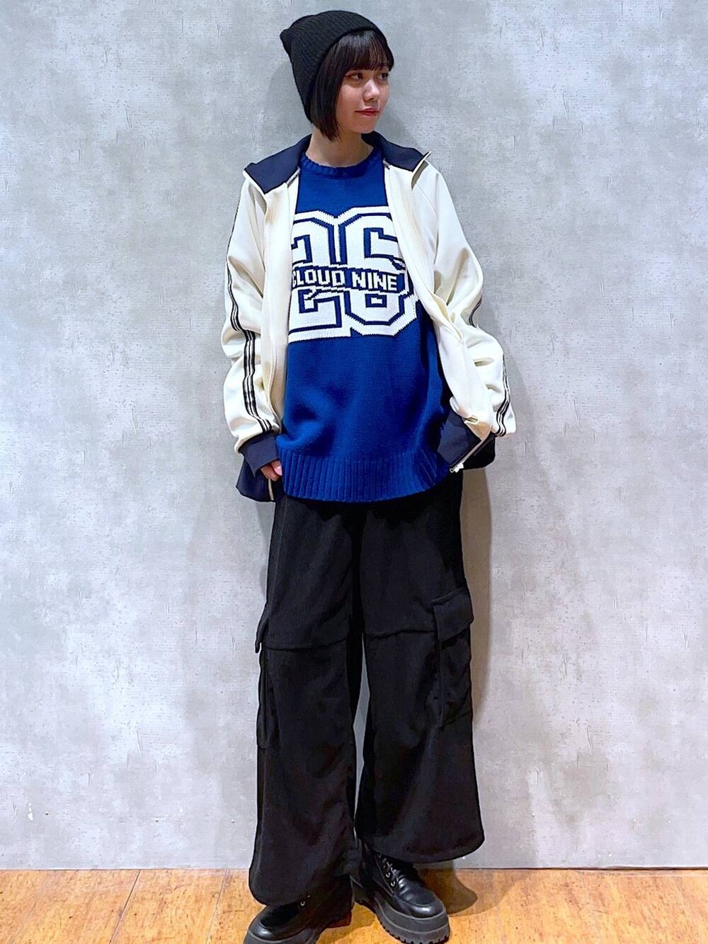 ブラック系のブーツ、ホワイト系のセットアップ、ブラック系のカーゴパンツを着用したレディースの冬コーディネートの4枚目の写真