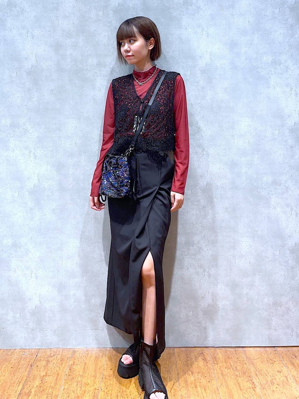 ブラック系のショルダーバッグ、ブラック系のサンダル、ブラック系のスカートを着用したレディースの夏コーディネートの3枚目の写真