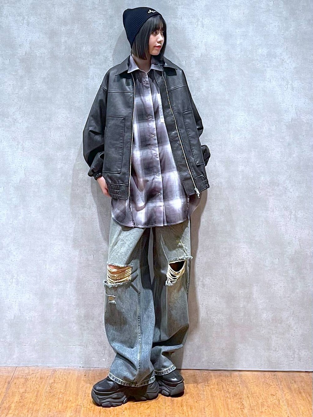 ブラック系のスニーカー、グレー系のシャツ/ブラウス、ブルー系のデニムパンツを着用したレディースの秋コーディネートの7枚目の写真