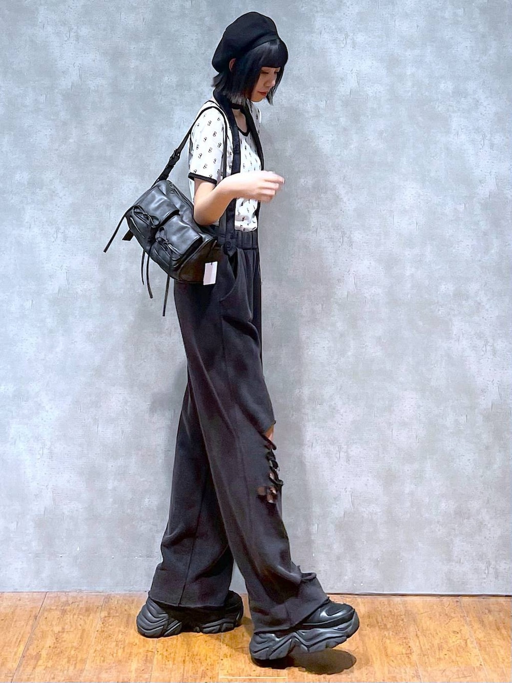 ブラック系のスニーカー、ブラック系のネクタイ、ブラック系のショルダーバッグを着用したレディースの夏コーディネートの6枚目の写真