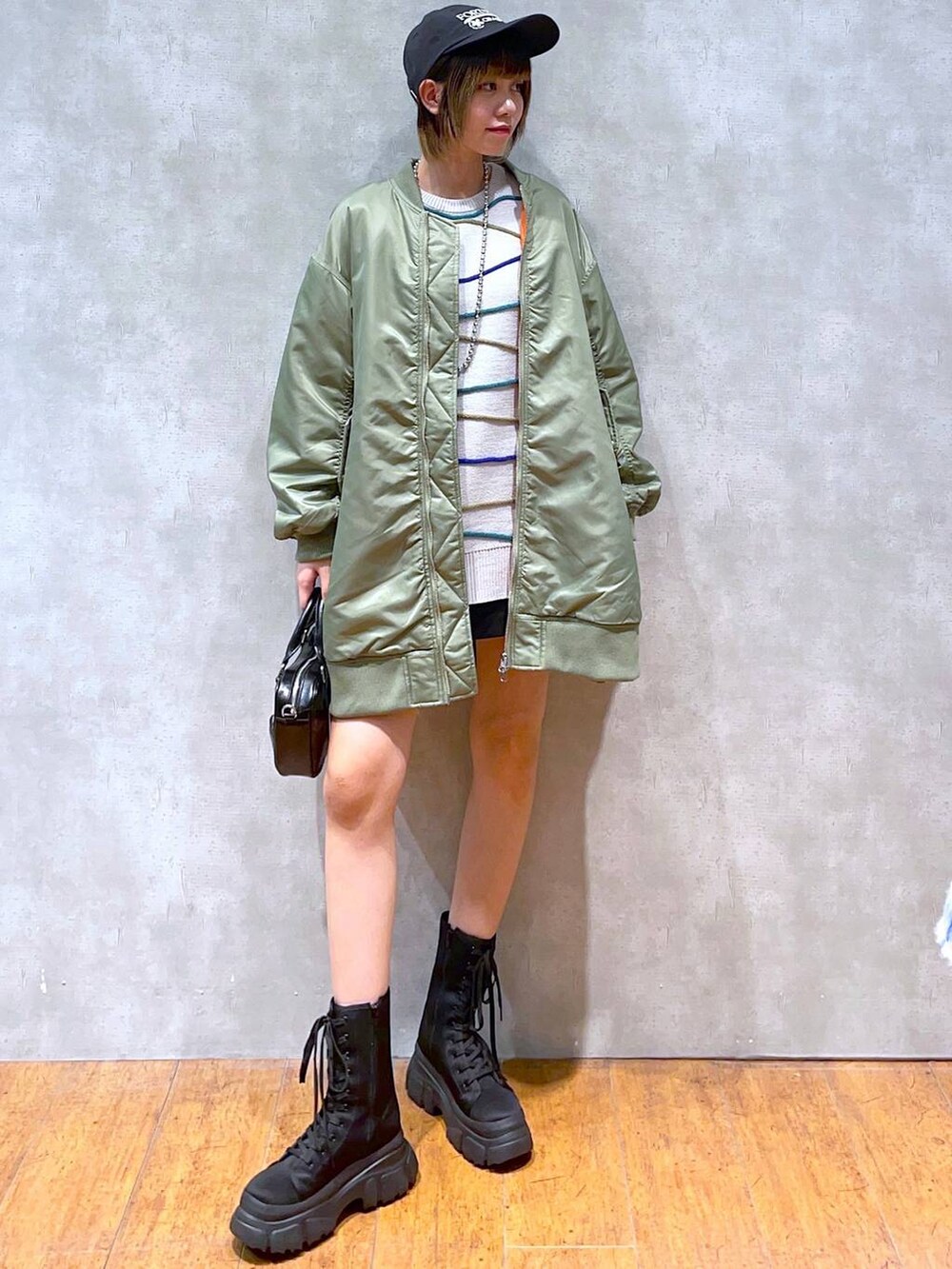 ブラック系のその他パンツ、グリーン系のMA-1、ブラック系のブーツを着用したレディースの冬コーディネートの2枚目の写真