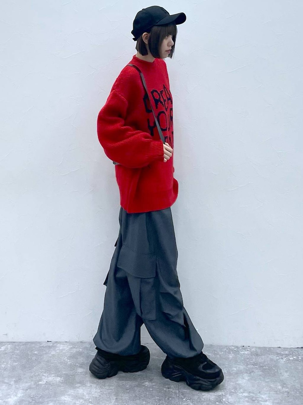 ブラック系のショルダーバッグ、ブラック系のスニーカー、グレー系のカーゴパンツを着用したレディースの秋コーディネートの6枚目の写真