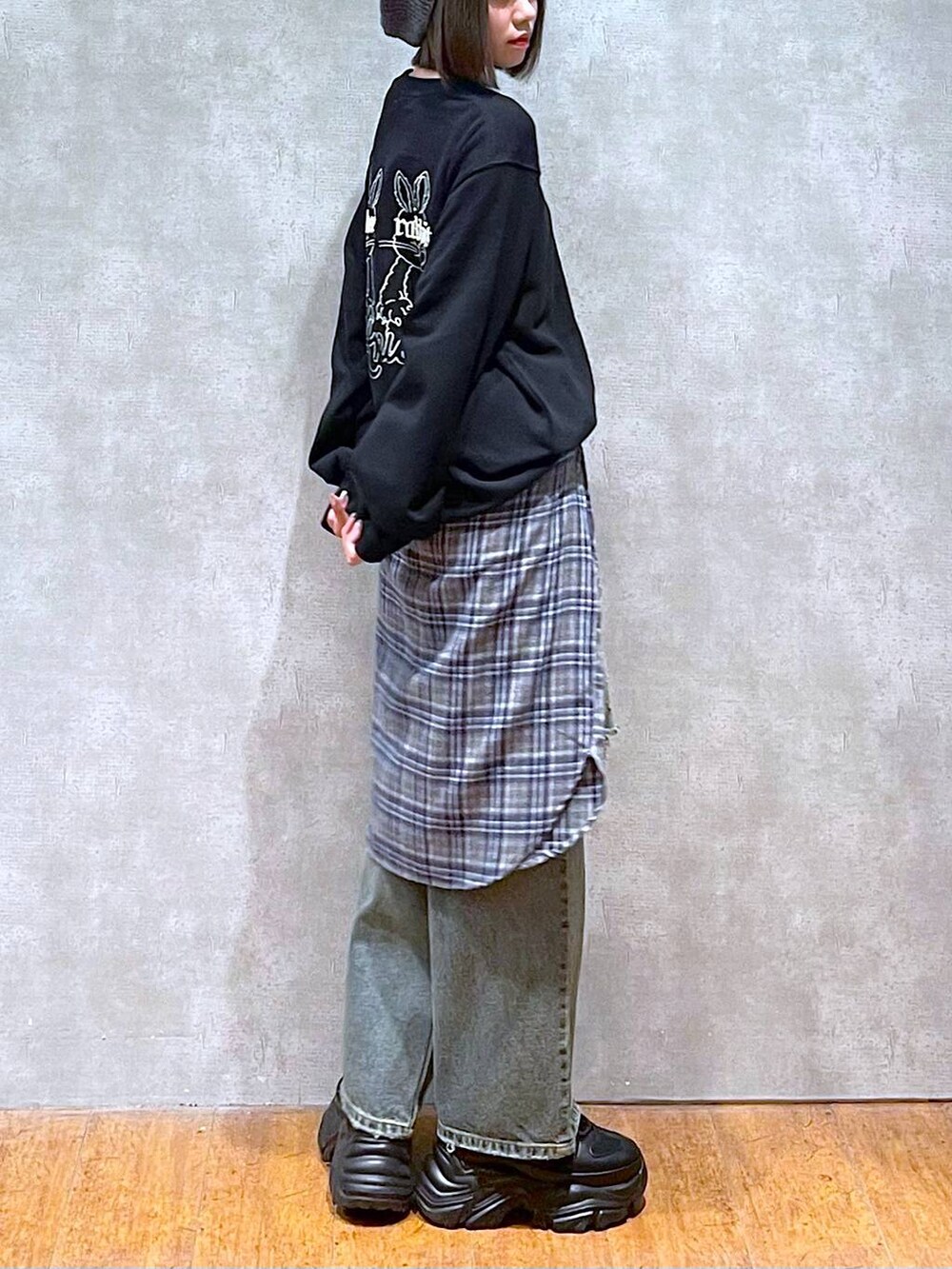 ブラック系のスニーカー、ブルー系のデニムパンツ、ブルー系のシャツ/ブラウスを着用したレディースの秋コーディネートの3枚目の写真