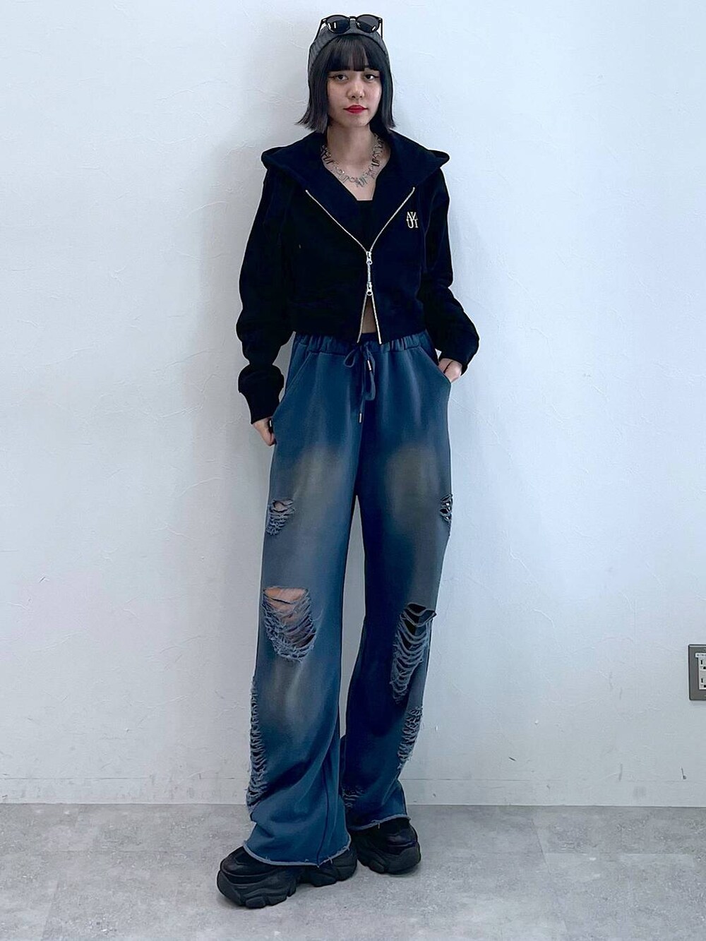 ブラック系のスニーカー、ブルー系のスウェットパンツ、ブラック系のキャミソールを着用したレディースの夏コーディネートの6枚目の写真