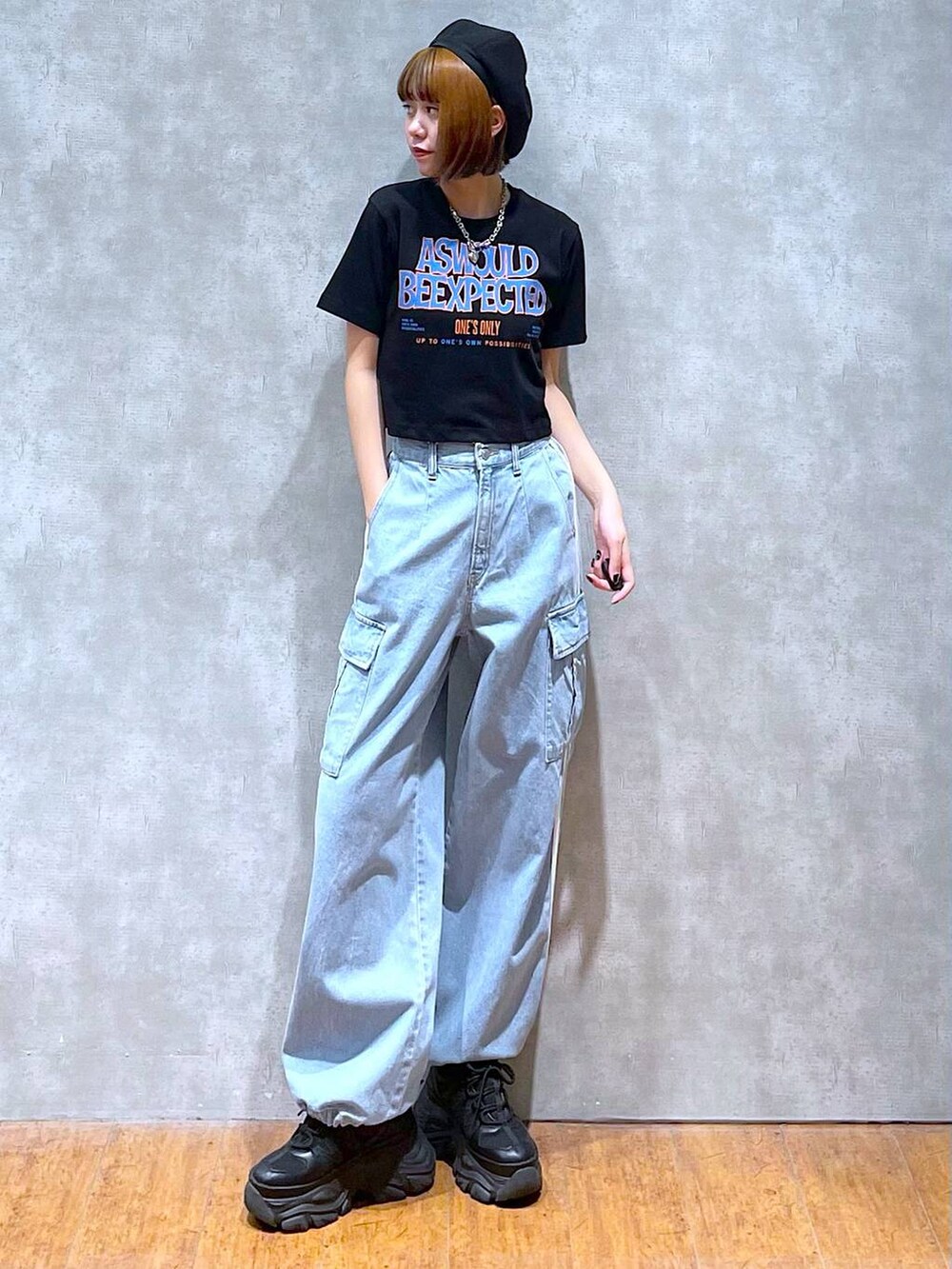 ブラック系のスニーカー、ブルー系のデニムパンツ、ブラック系のTシャツ/カットソーを着用したレディースの夏コーディネートの3枚目の写真