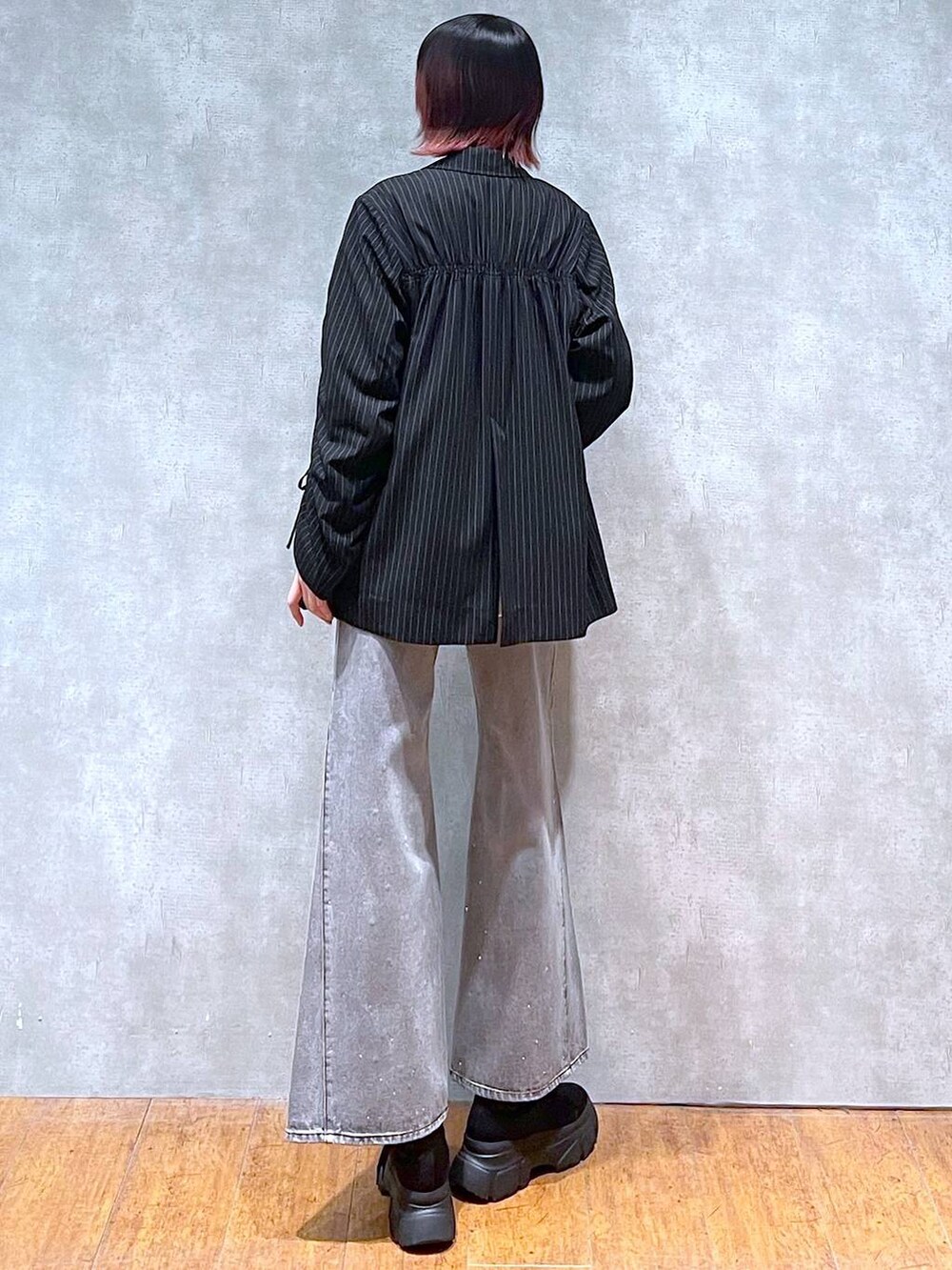 ベージュ系のスウェット、その他のテーラードジャケット、ベージュ系のボストンバッグを着用したレディースの冬コーディネートの6枚目の写真