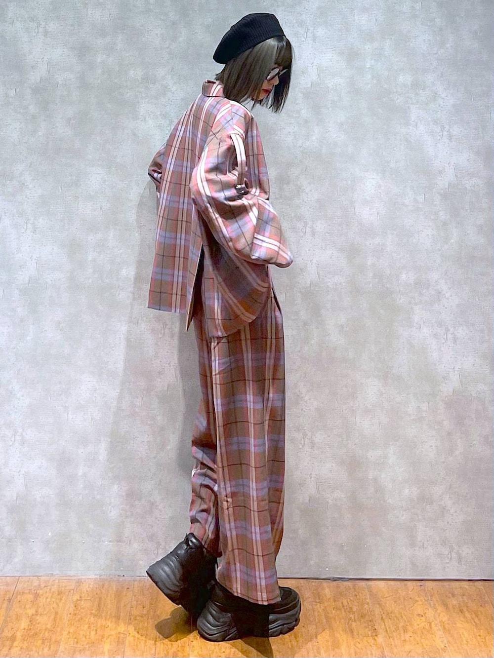 ブラック系のスニーカー、ブラウン系のテーラードジャケット、ブラウン系のスラックスを着用したレディースの秋コーディネートの4枚目の写真