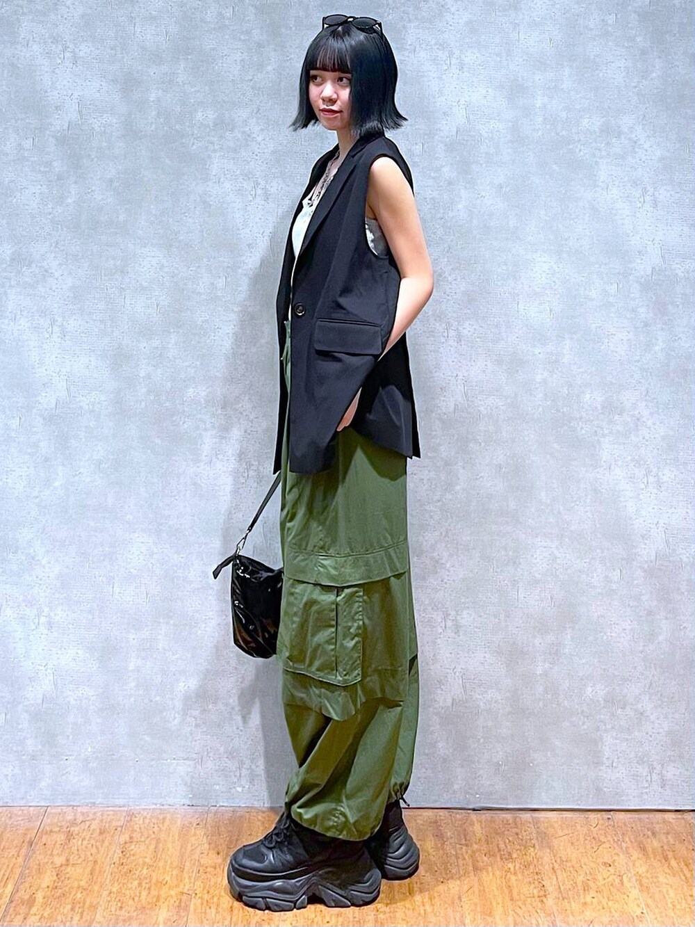 ブラック系のスニーカー、グリーン系のその他パンツ、ブラック系のショルダーバッグを着用したレディースの夏コーディネートの4枚目の写真