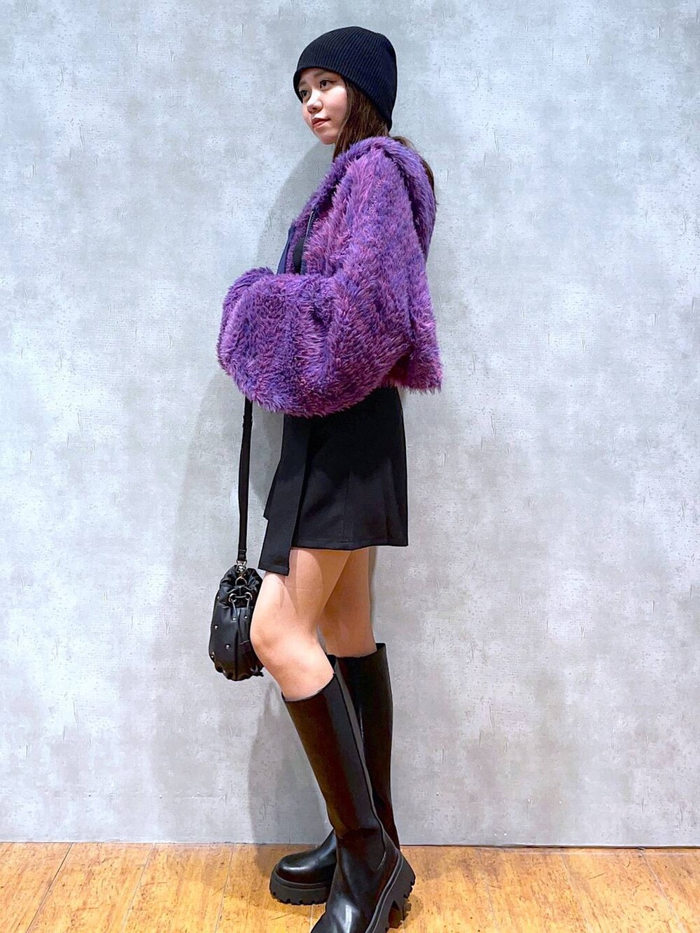 ブラック系のキャミソール、ブラック系のブーツ、ブラック系のショルダーバッグを着用したレディースの秋コーディネートの2枚目の写真