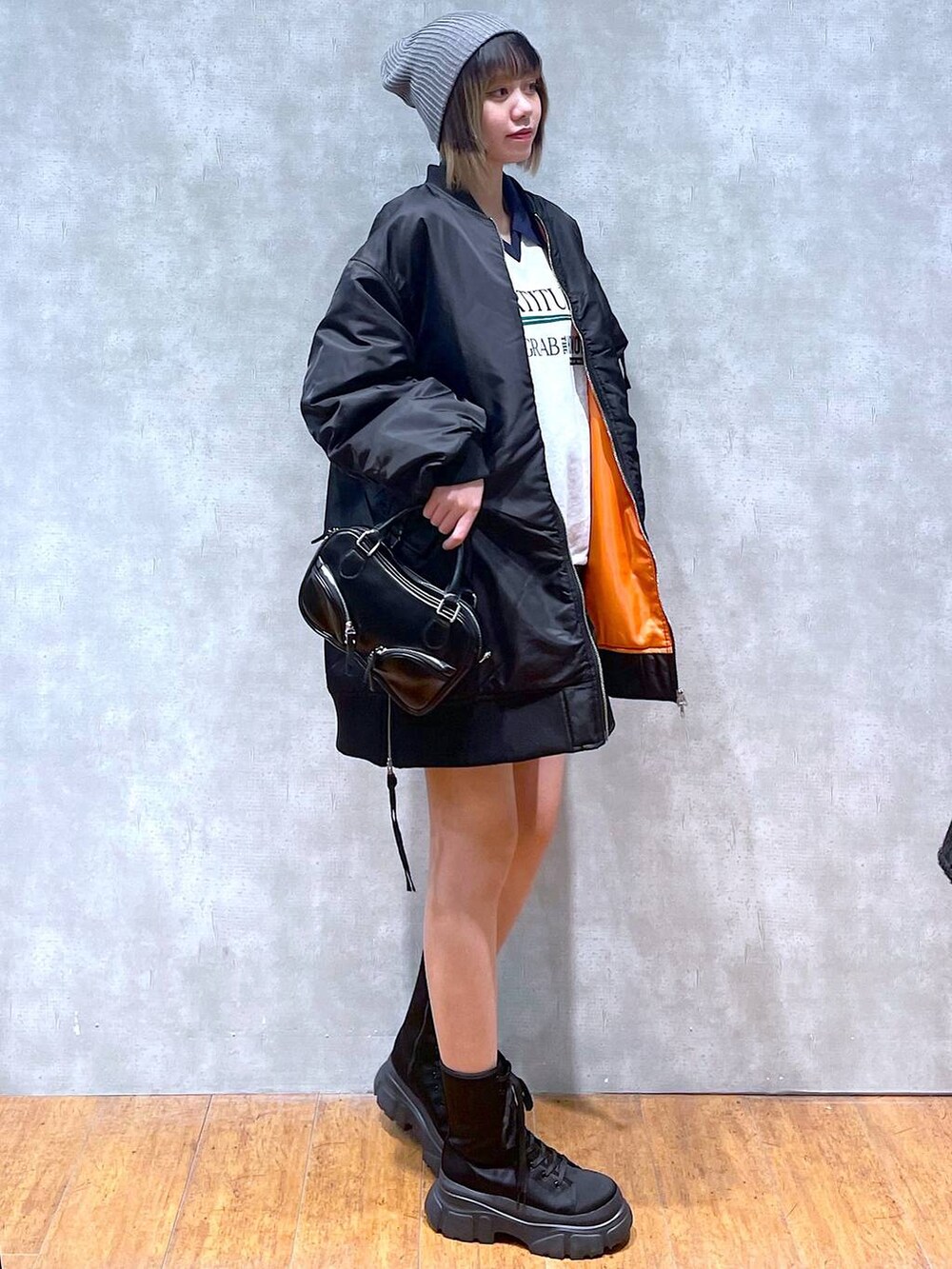 グレー系のその他パンツ、ブラック系のMA-1、ブラック系のブーツを着用したレディースの冬コーディネートの5枚目の写真