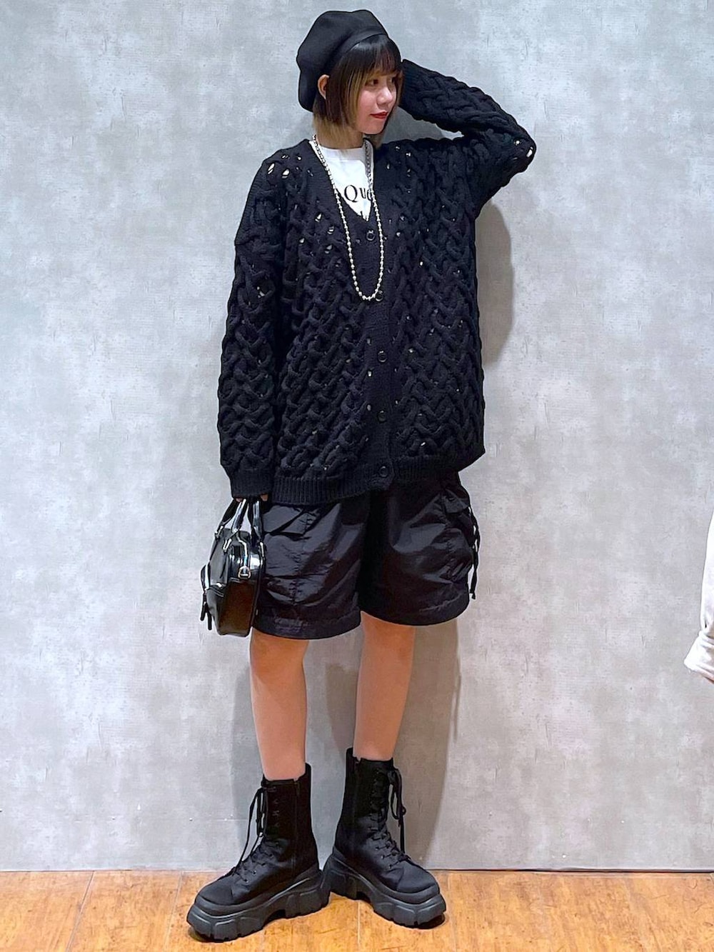 ホワイト系のTシャツ/カットソー、ブラック系のカーゴパンツ、ブラック系のカーディガン/ボレロを着用したレディースの冬コーディネートの3枚目の写真