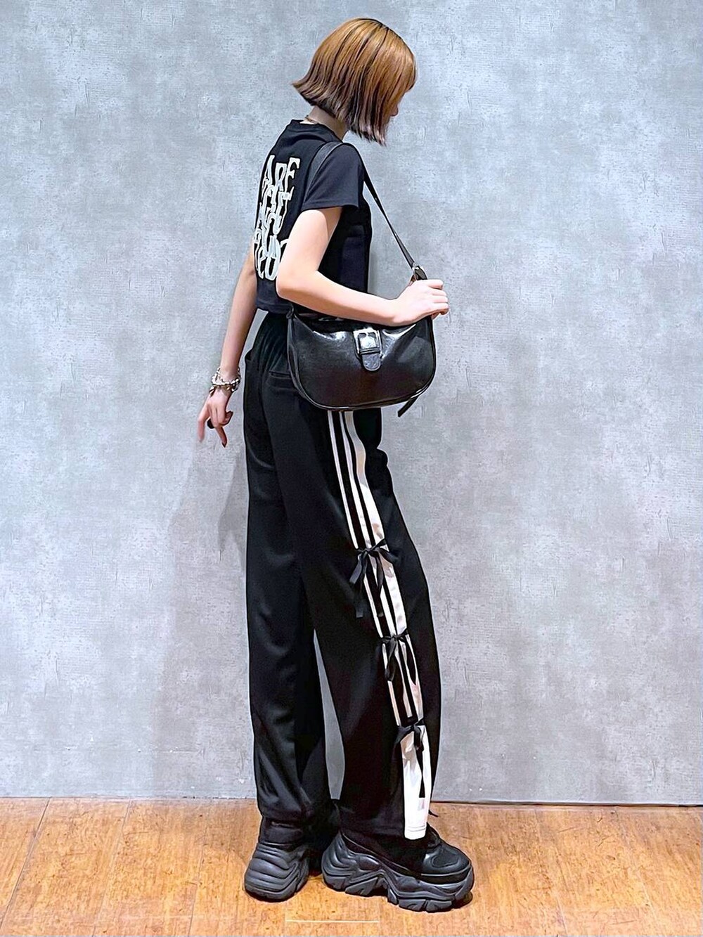 ブラック系のスニーカー、ブラック系のTシャツ/カットソー、ブラック系のその他パンツを着用したレディースの夏コーディネートの4枚目の写真