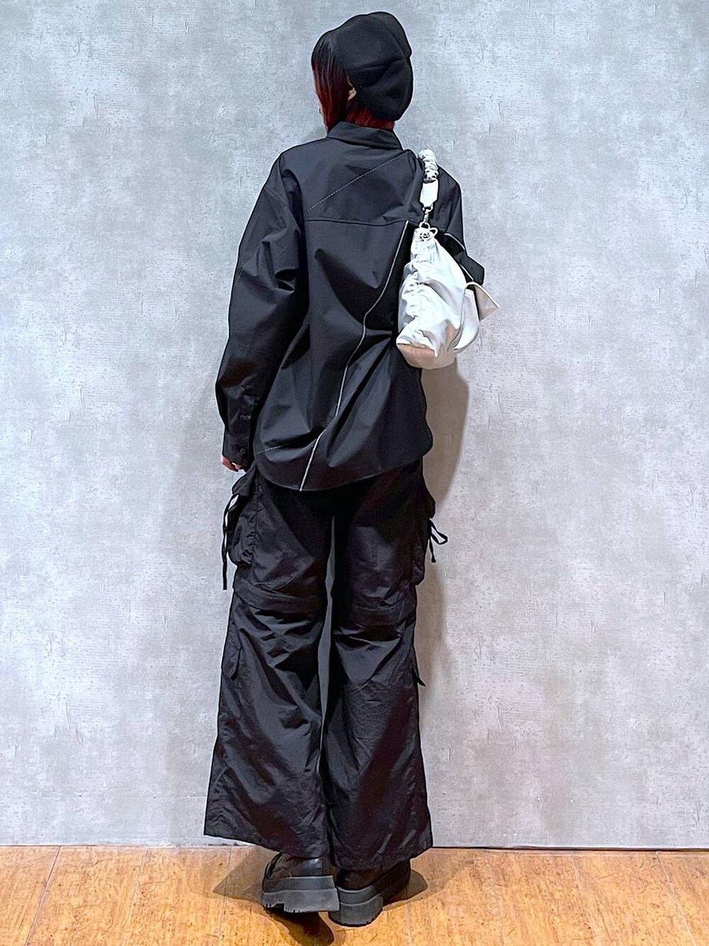 ブラック系のシャツ/ブラウス、ブラック系のカーゴパンツ、ブラック系のブーツを着用したレディースの冬コーディネートの6枚目の写真