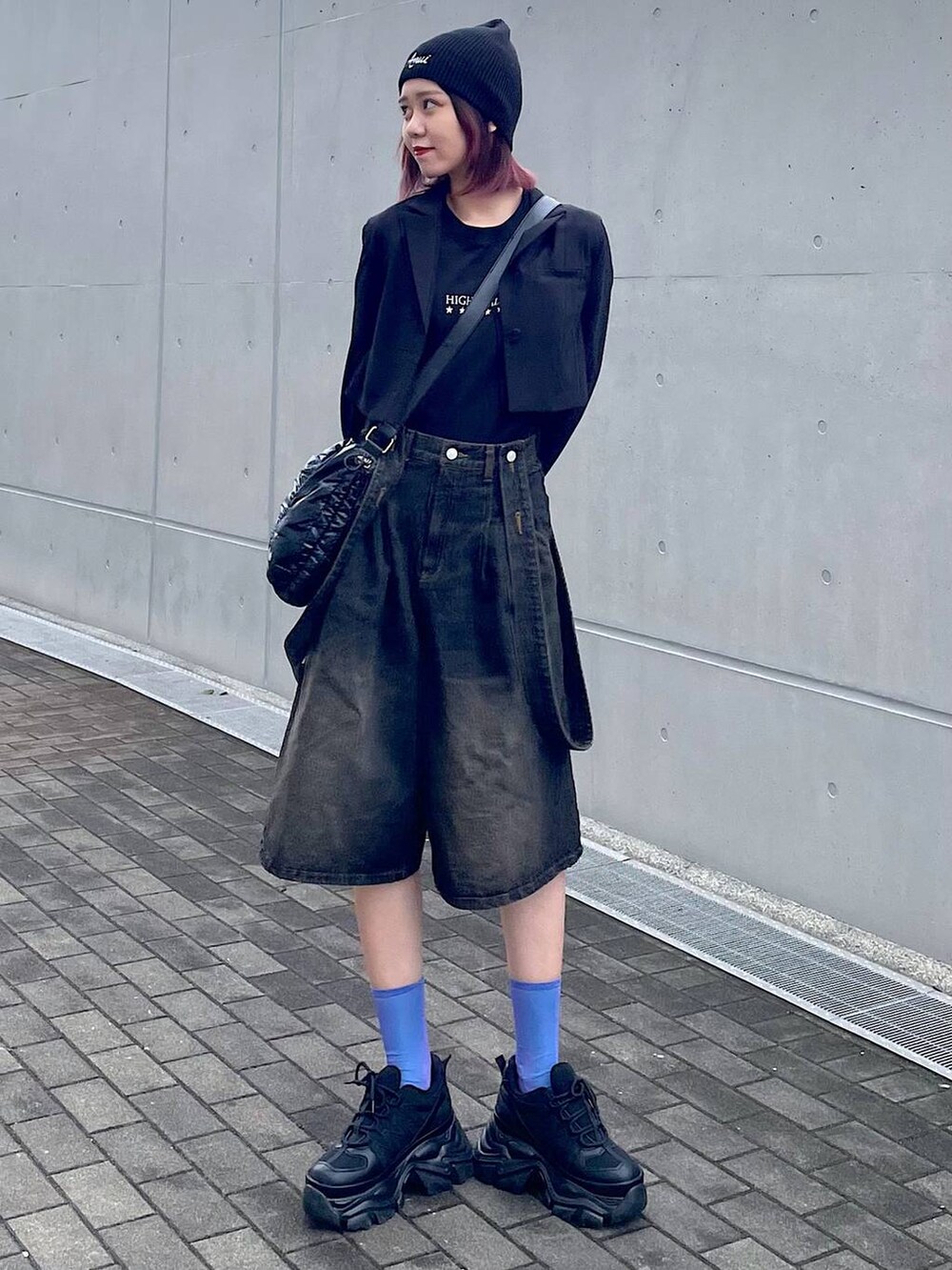 ブラック系のショルダーバッグ、ブラック系のスニーカー、ブラック系のTシャツ/カットソーを着用したレディースの春コーディネートの8枚目の写真