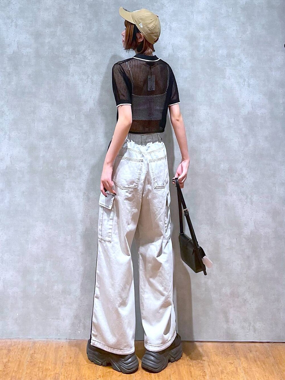 ブラック系のスニーカー、ホワイト系のデニムパンツ、ホワイト系のキャミソールを着用したレディースの夏コーディネートの8枚目の写真