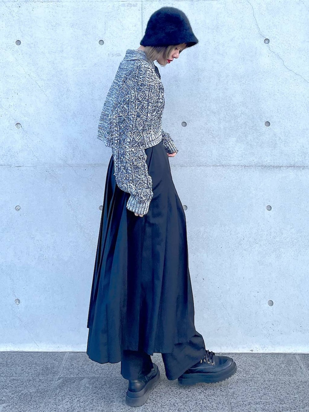 ブラック系のブーツ、グレー系のニット/セーター、ブラック系のその他パンツを着用したレディースの冬コーディネートの4枚目の写真