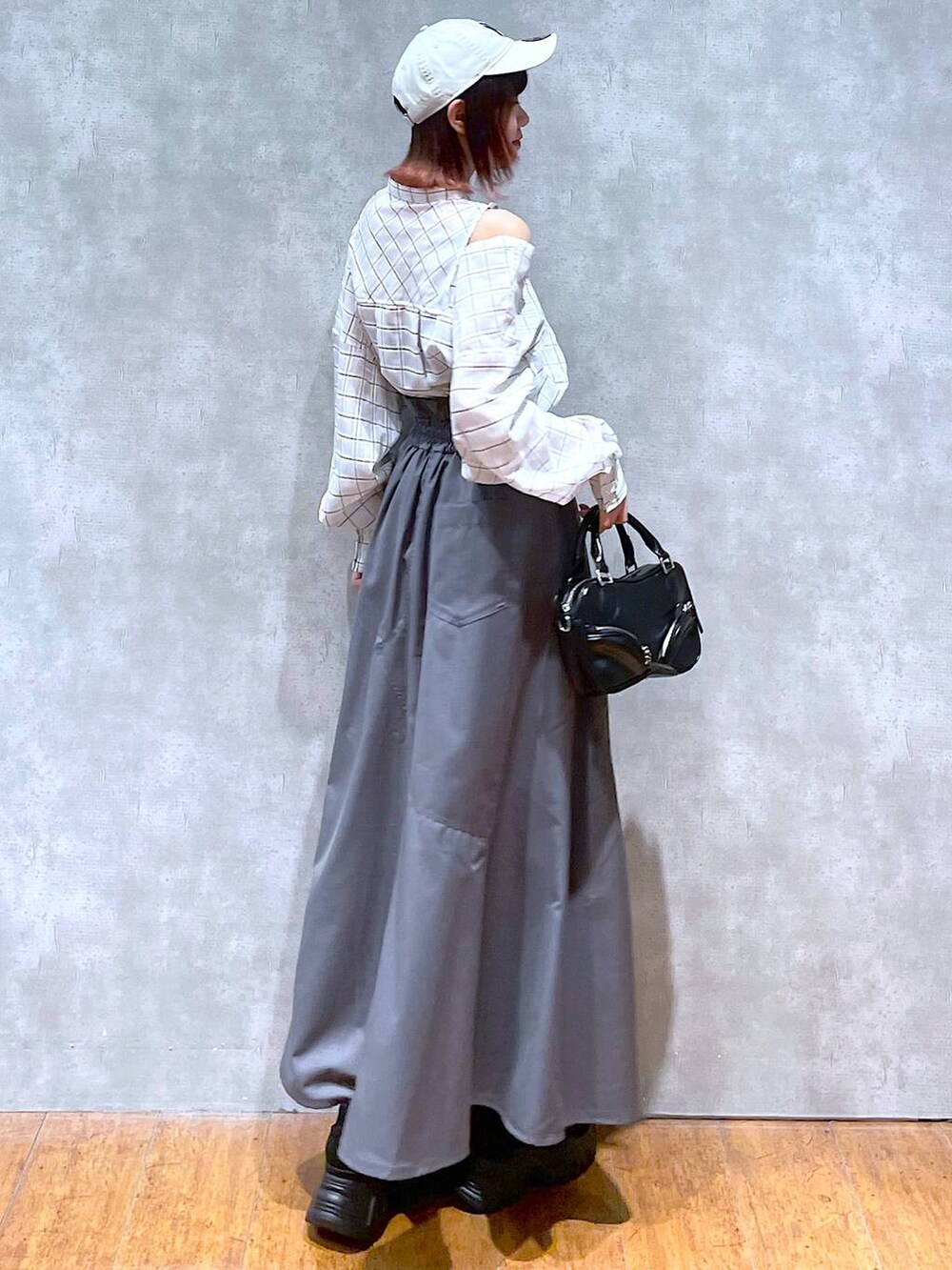 ホワイト系のシャツ/ブラウス、ブラック系のキャミソール、グレー系のジャンパースカートを着用したレディースの春コーディネートの5枚目の写真