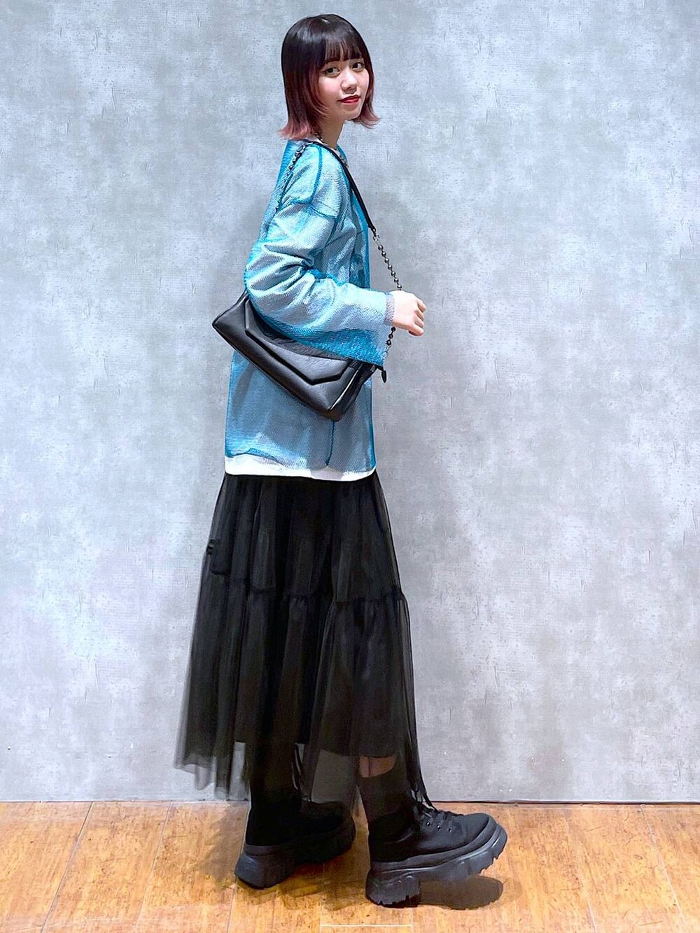 ホワイト系のTシャツ/カットソー、ブラック系のショルダーバッグ、ブラック系のスカートを着用したレディースの春コーディネートの4枚目の写真