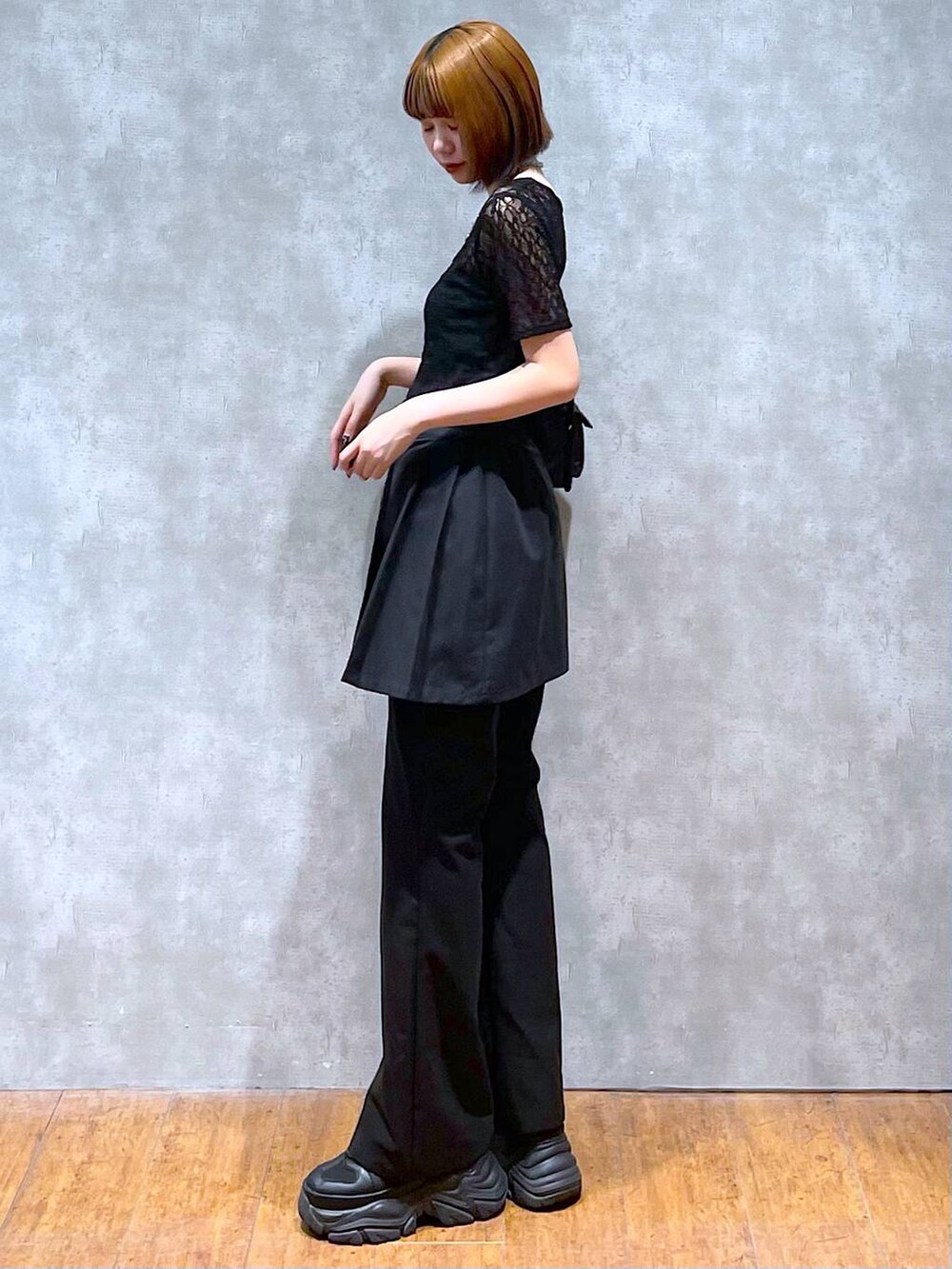 ブラック系のショルダーバッグ、ブラック系のキャミソール、ブラック系のスニーカーを着用したレディースの夏コーディネートの5枚目の写真