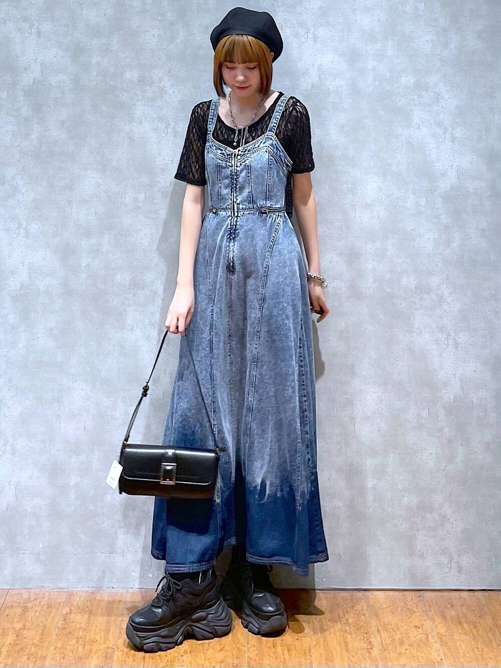 ブラック系のスニーカー、ブルー系のワンピース、ブラック系のTシャツ/カットソーを着用したレディースの夏コーディネートの3枚目の写真