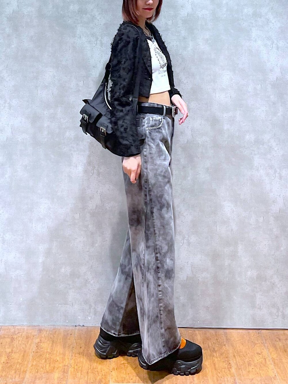 ブラック系のショルダーバッグ、ホワイト系のTシャツ/カットソー、ブラック系のテーラードジャケットを着用したレディースの春コーディネートの5枚目の写真