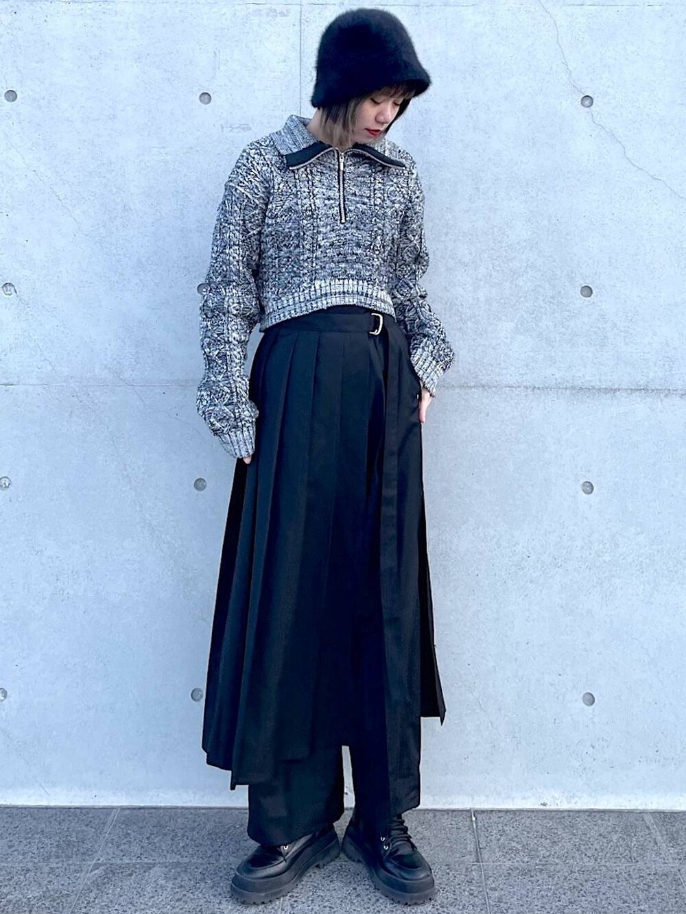 ブラック系のブーツ、グレー系のニット/セーター、ブラック系のその他パンツを着用したレディースの冬コーディネートの3枚目の写真