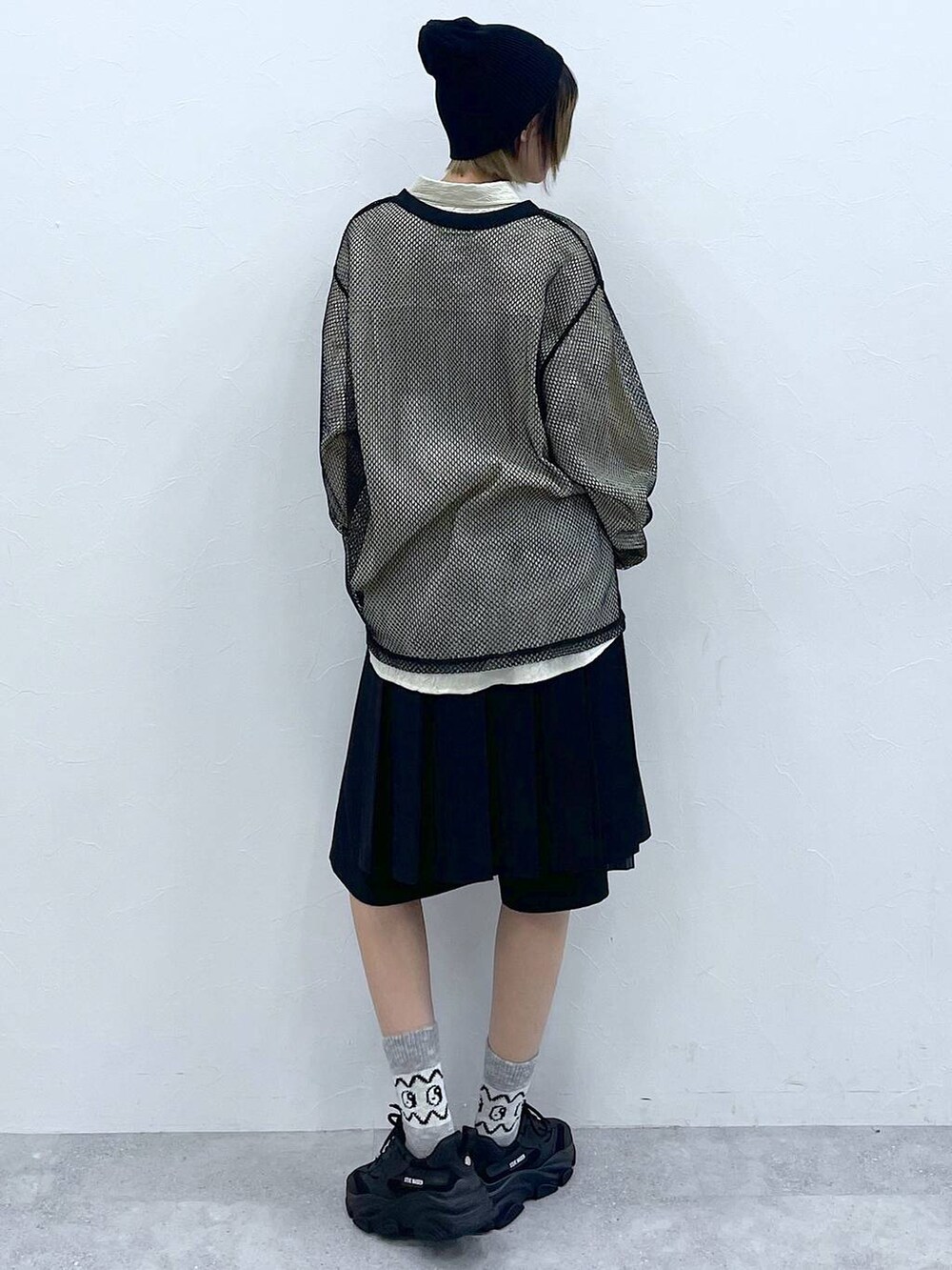 ブラック系のスラックス、ホワイト系のシャツ/ブラウス、ブラック系のTシャツ/カットソーを着用したレディースの冬コーディネートの6枚目の写真