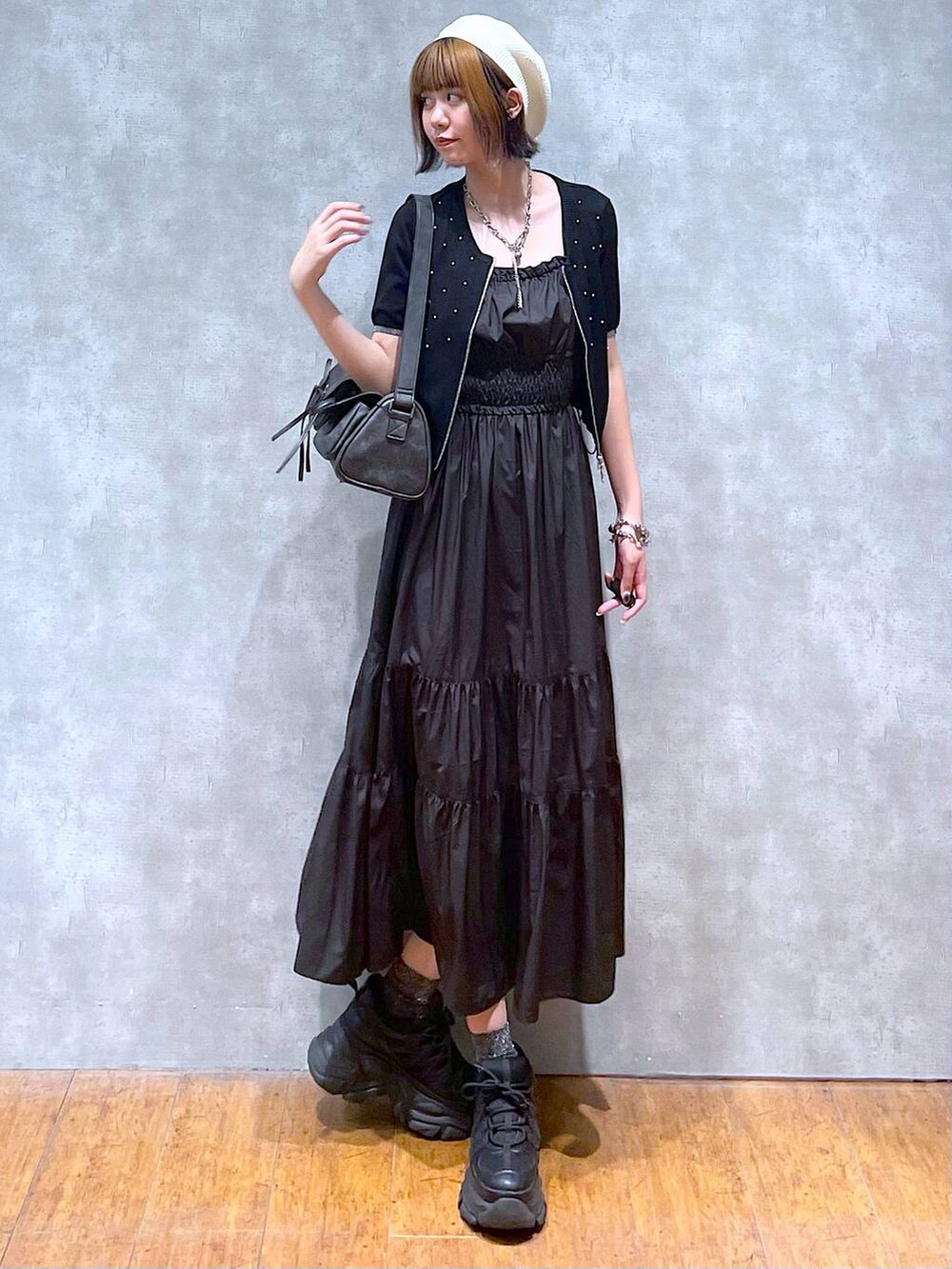 ブラック系のスニーカー、ブラック系のワンピース、ブラック系のショルダーバッグを着用したレディースの夏コーディネートの2枚目の写真