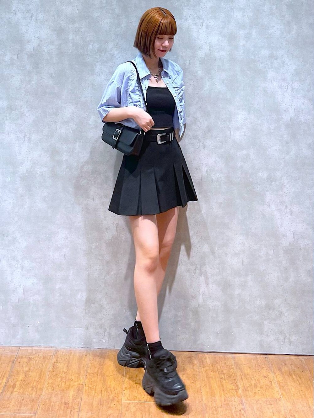 ブラック系のスニーカー、ブルー系のシャツ/ブラウス、ブラック系のキャミソールを着用したレディースの夏コーディネートの3枚目の写真