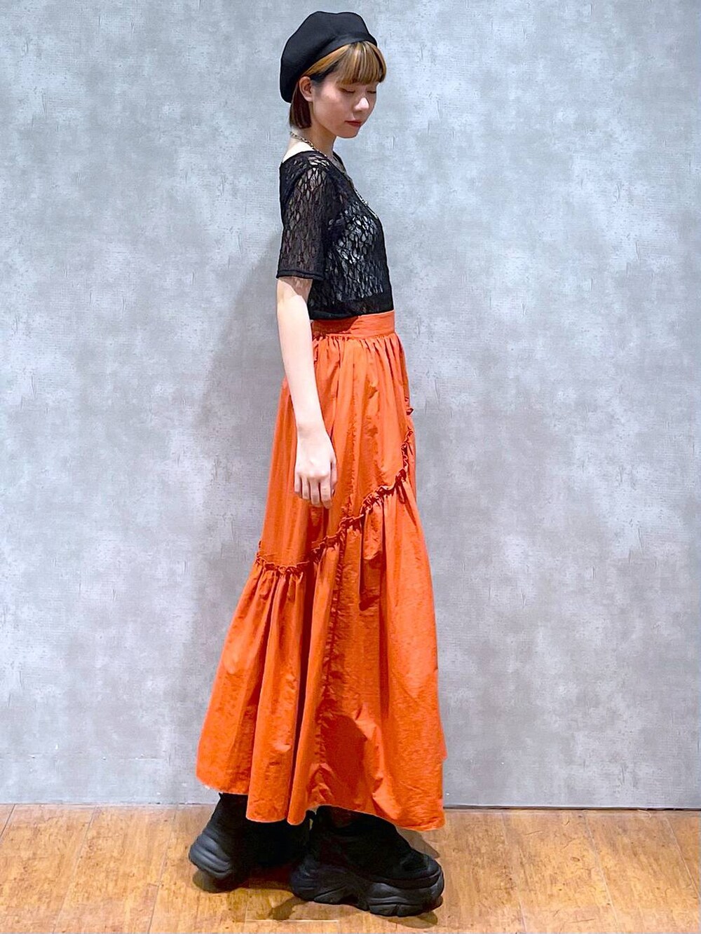 ブラック系のスニーカー、ホワイト系のキャミソール、ブラック系のTシャツ/カットソーを着用したレディースの夏コーディネートの6枚目の写真