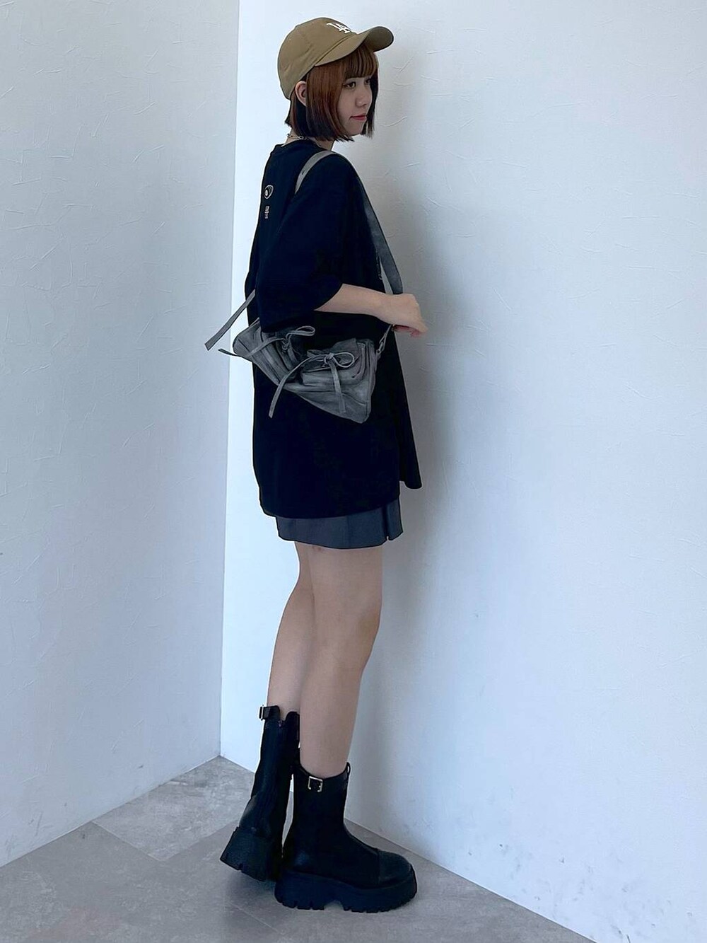 ブラック系のブーツ、グレー系のその他パンツ、グレー系のショルダーバッグを着用したレディースの夏コーディネートの3枚目の写真