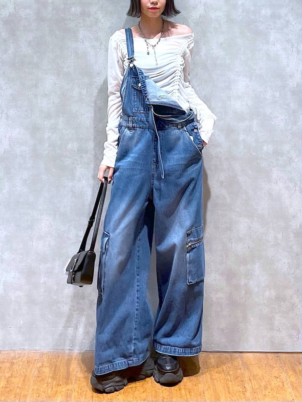 ブラック系のスニーカー、ブラック系のハンドバッグ、ブルー系のサロペット/オーバーオールを着用したレディースの夏コーディネートの8枚目の写真