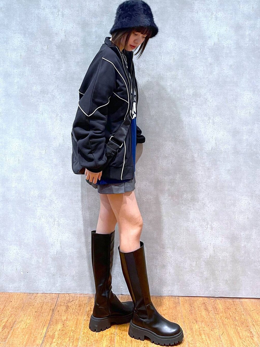 ブラック系のブーツ、ブラック系のスウェット、グレー系のその他パンツを着用したレディースの冬コーディネートの5枚目の写真