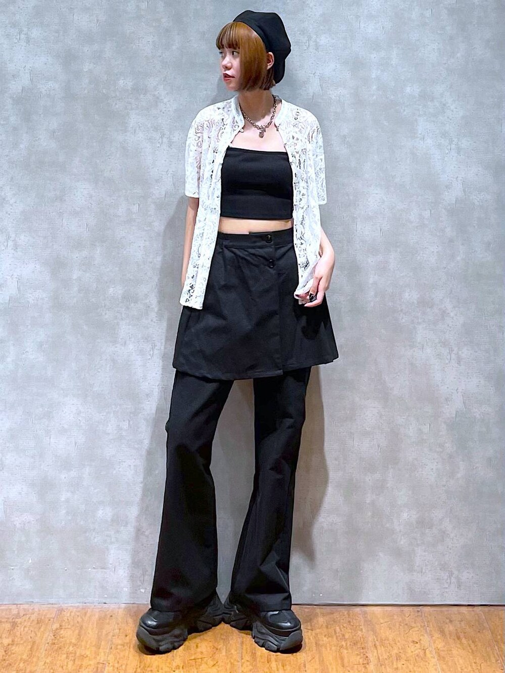 ブラック系のスニーカー、ホワイト系のシャツ/ブラウス、ブラック系のキャミソールを着用したレディースの夏コーディネートの6枚目の写真