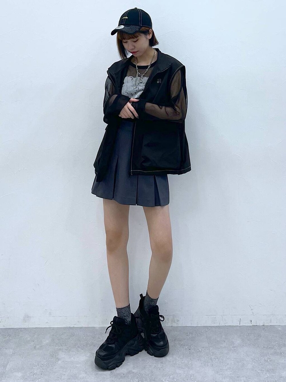 ブラック系のスニーカー、ブラック系のキャミソール、グレー系のその他パンツを着用したレディースの夏コーディネートの4枚目の写真