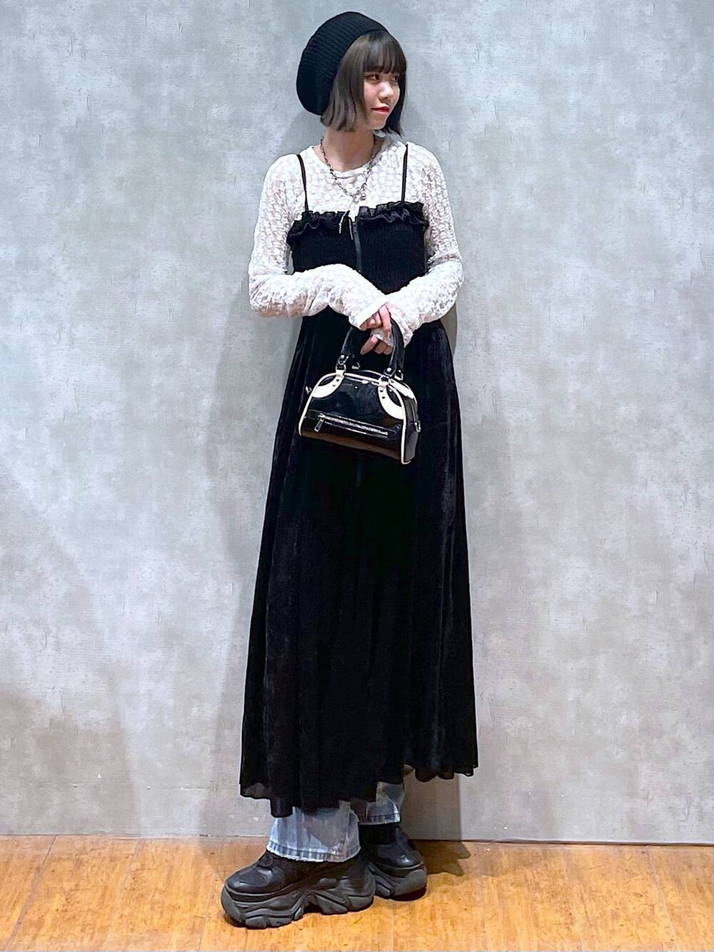 ブラック系のスニーカー、ブラック系のショルダーバッグ、ブルー系のデニムパンツを着用したレディースの夏コーディネートの8枚目の写真