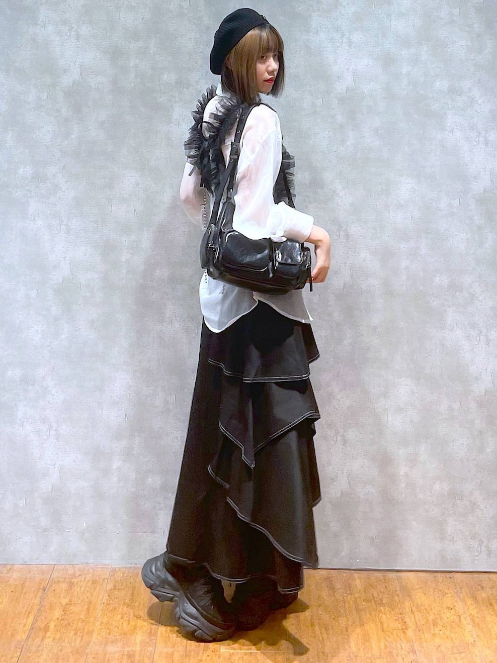 ブラック系のスニーカー、ホワイト系のシャツ/ブラウス、ブラック系のショルダーバッグを着用したレディースの秋コーディネートの8枚目の写真