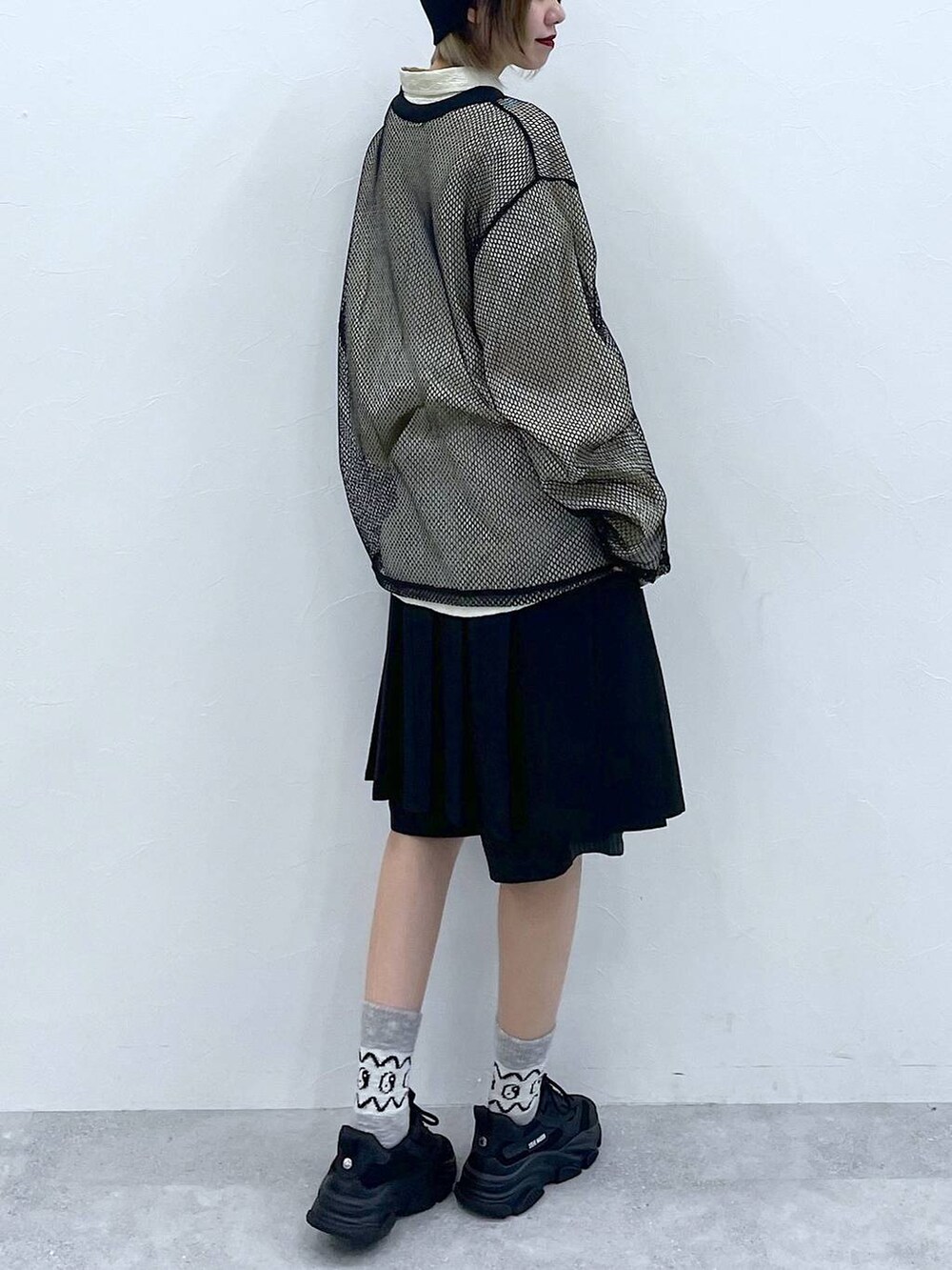 ブラック系のスラックス、ホワイト系のシャツ/ブラウス、ブラック系のTシャツ/カットソーを着用したレディースの冬コーディネートの5枚目の写真