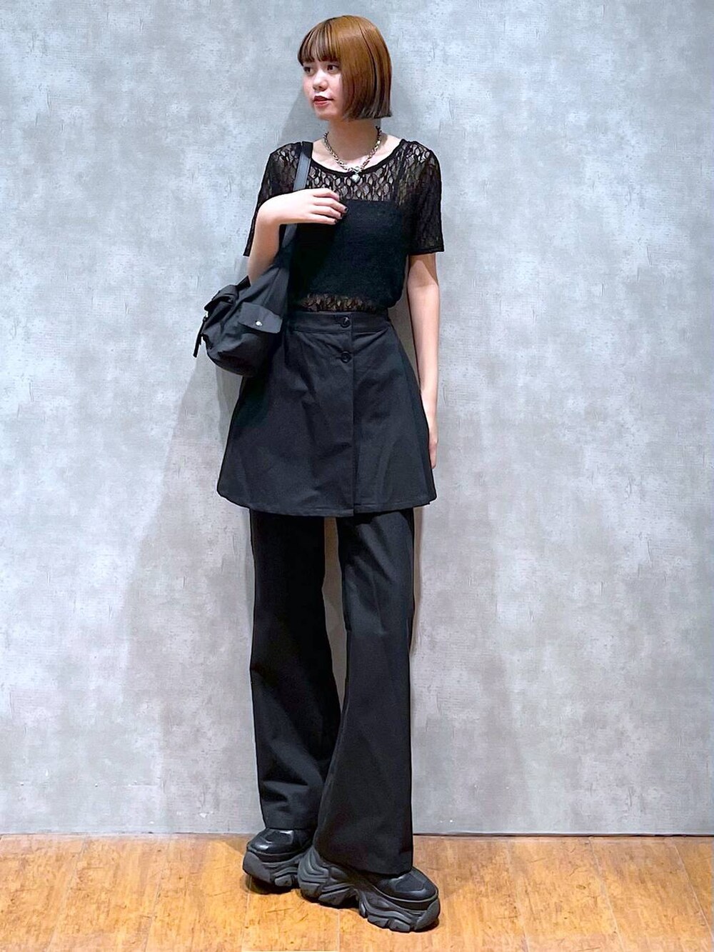 ブラック系のショルダーバッグ、ブラック系のキャミソール、ブラック系のスニーカーを着用したレディースの夏コーディネートの4枚目の写真