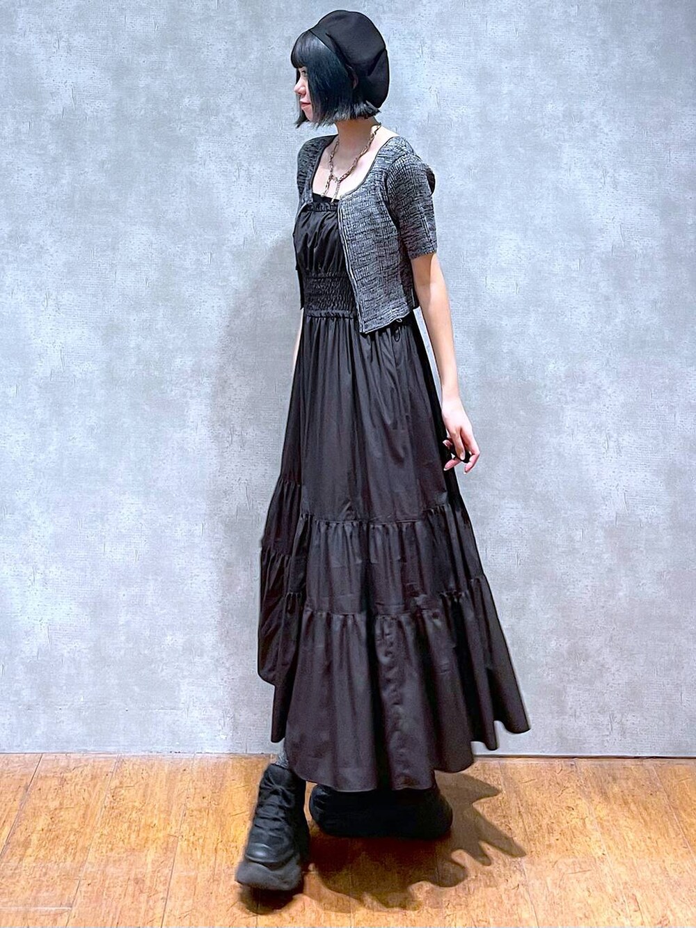 ブラック系のスニーカー、ブラック系のショルダーバッグ、ブラック系のワンピースを着用したレディースの夏コーディネートの4枚目の写真