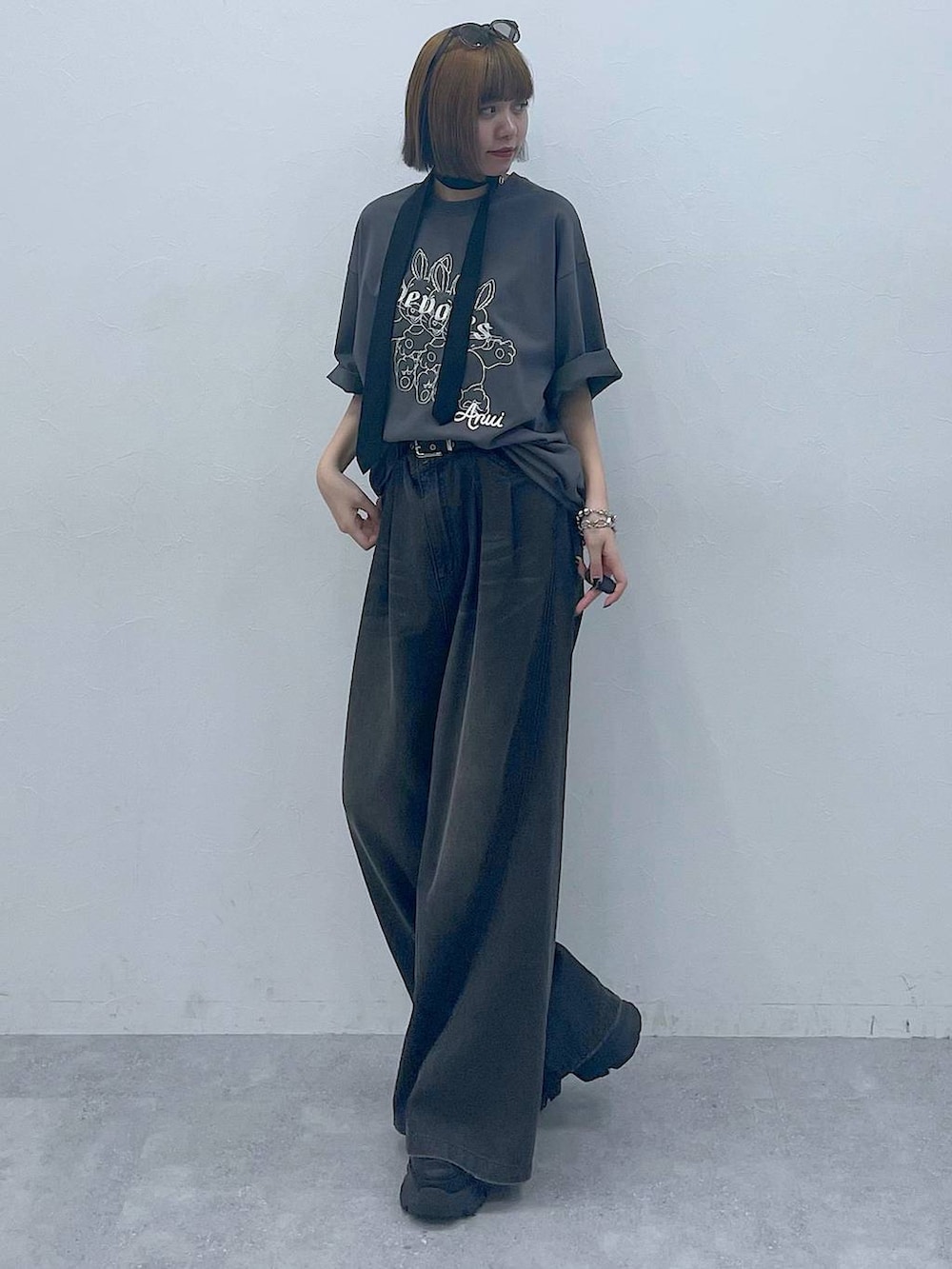 ブラック系のスニーカー、ブラック系のデニムパンツ、グレー系のTシャツ/カットソーを着用したレディースの夏コーディネートの5枚目の写真